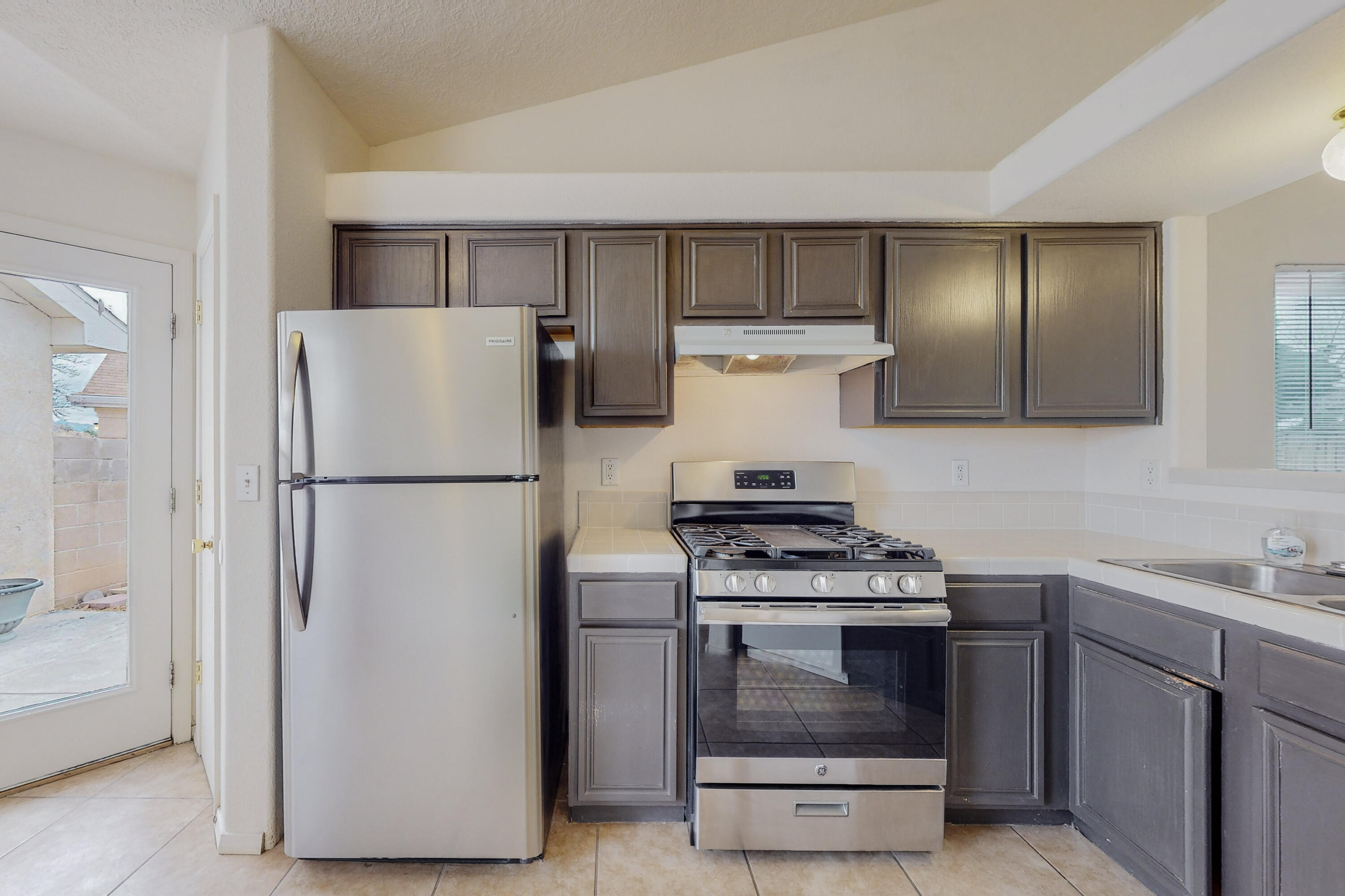 921 Avenida Las Vistas NW