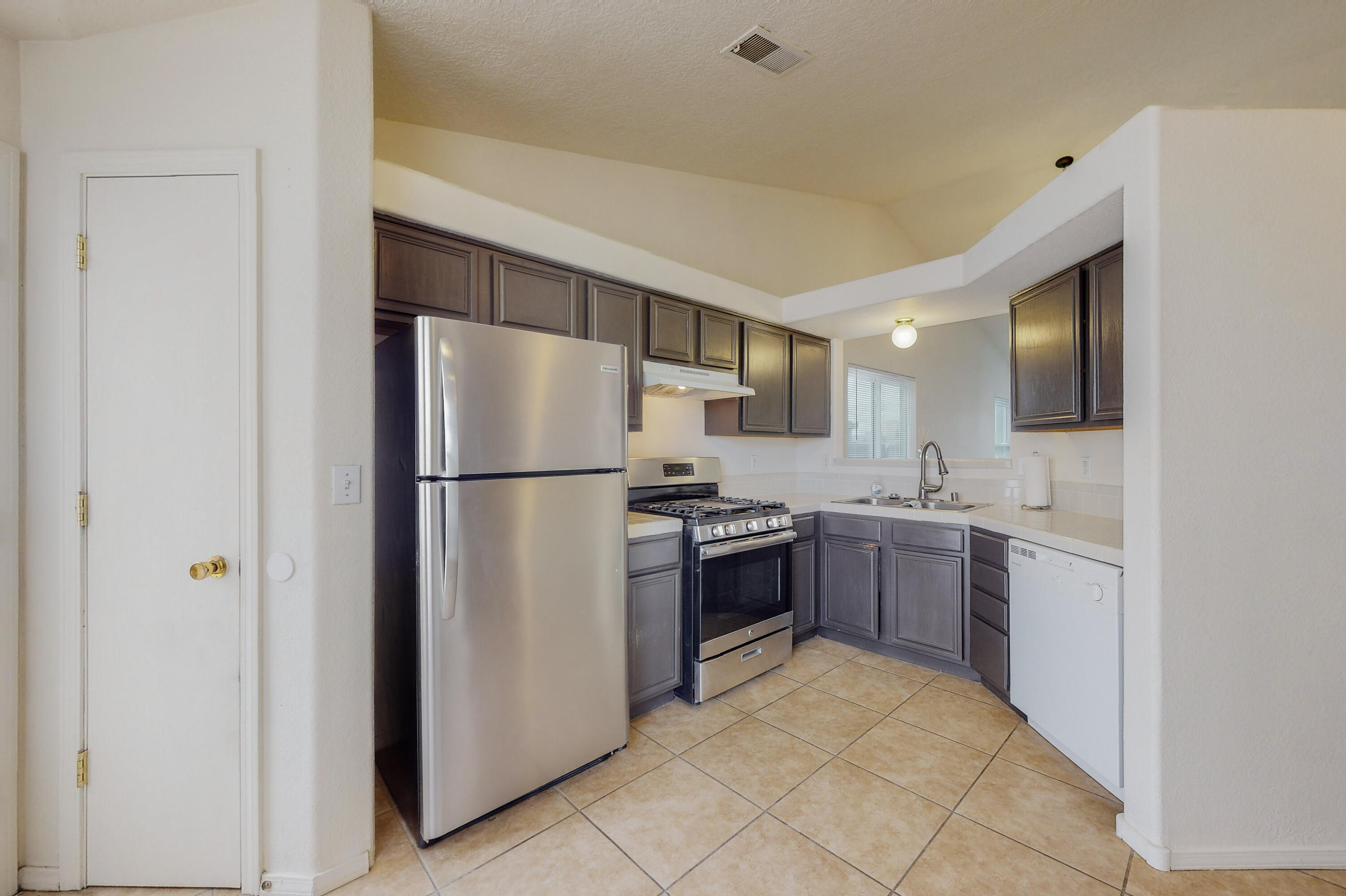 921 Avenida Las Vistas NW