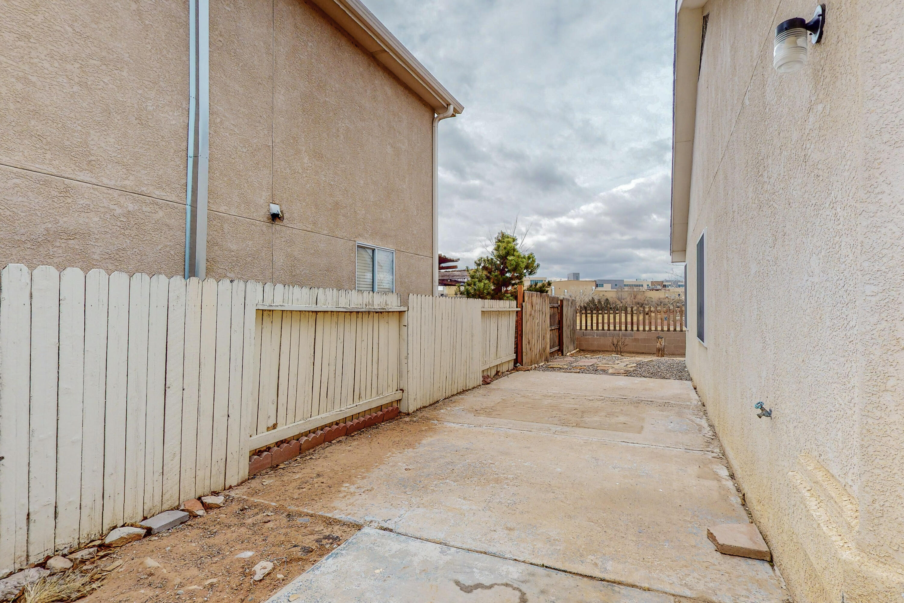 921 Avenida Las Vistas NW