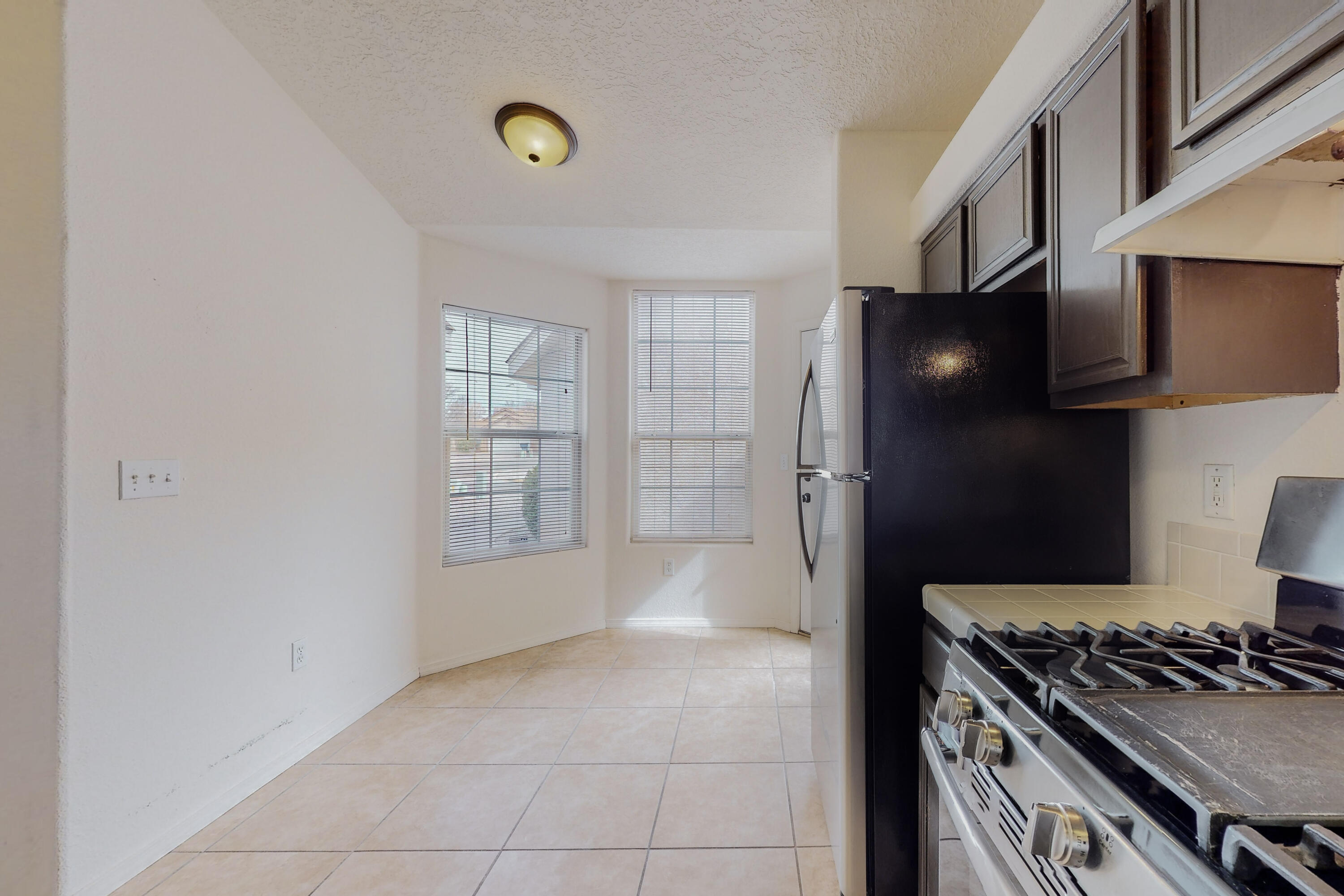 921 Avenida Las Vistas NW