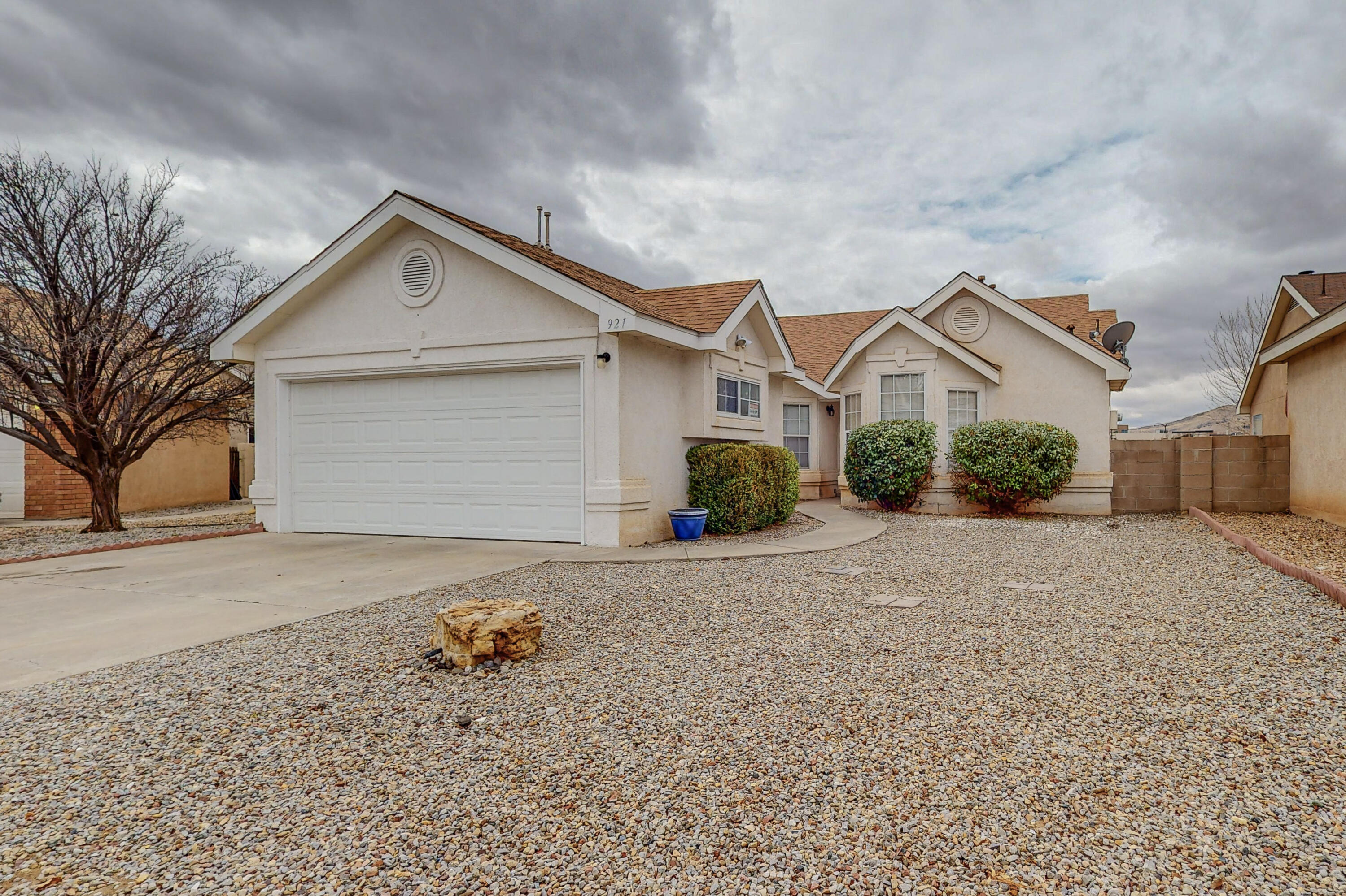 921 Avenida Las Vistas NW