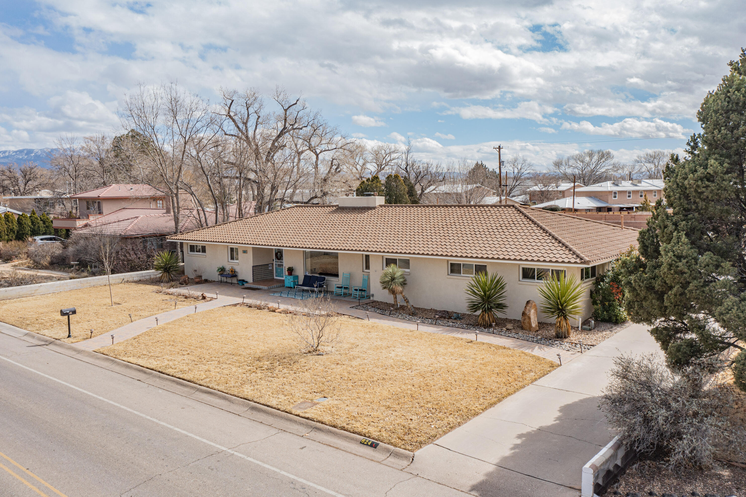 624 SOLAR Road NW