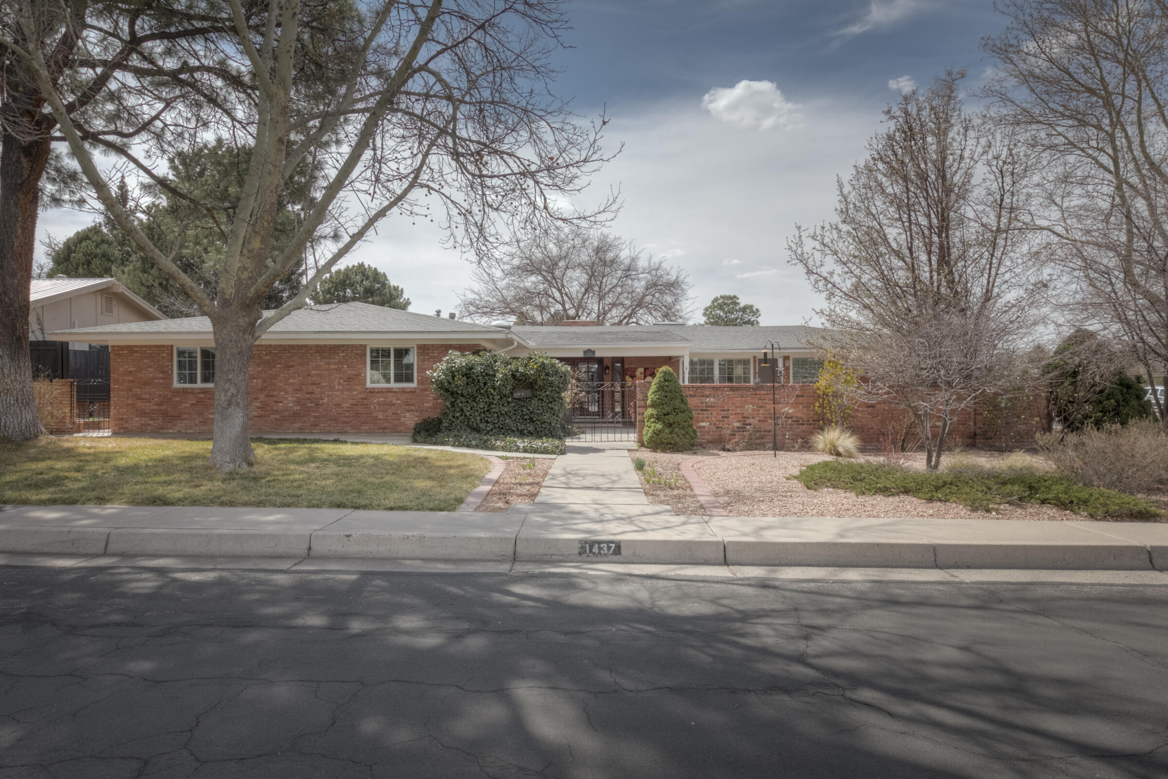 1437 Aliso Drive NE