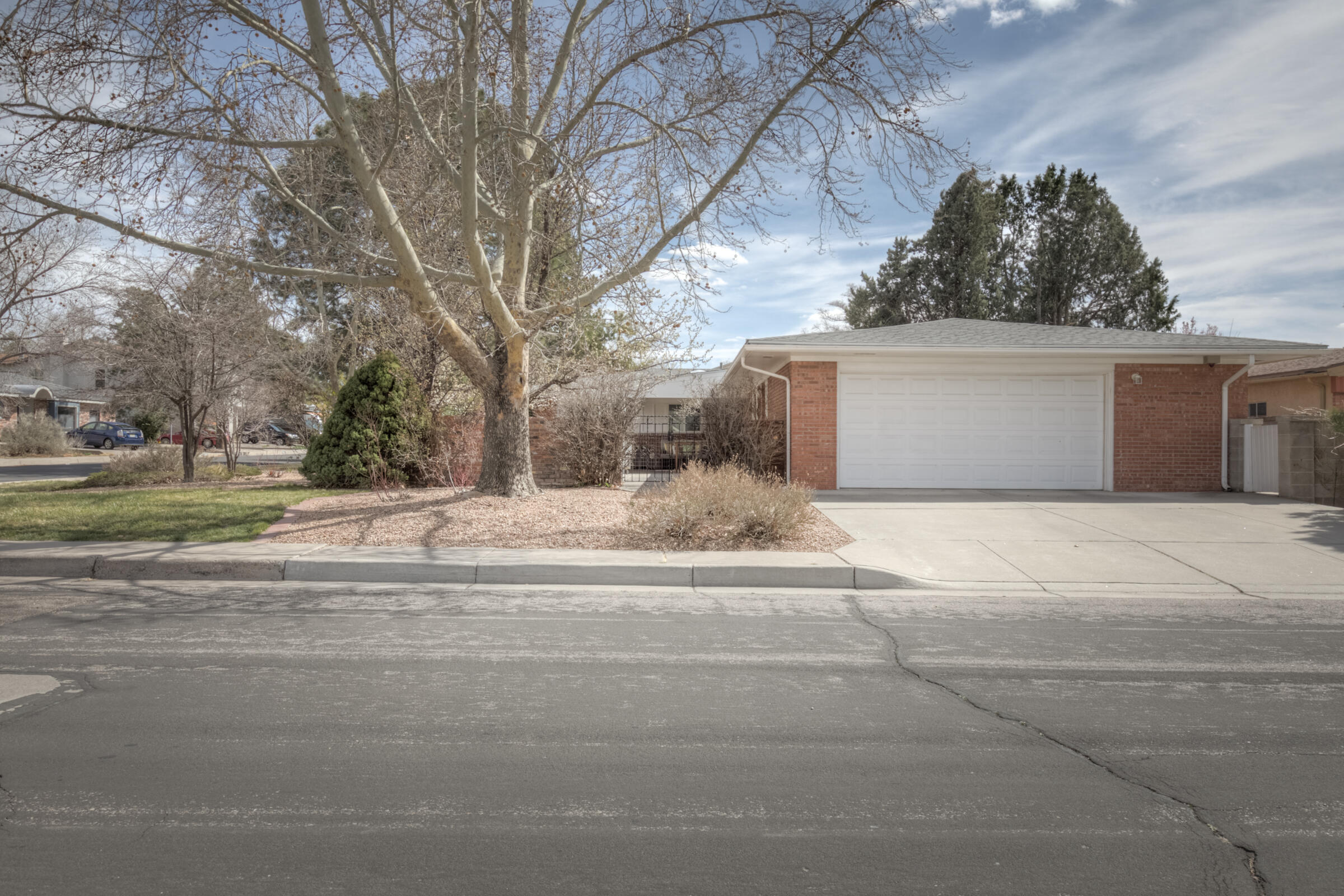 1437 Aliso Drive NE