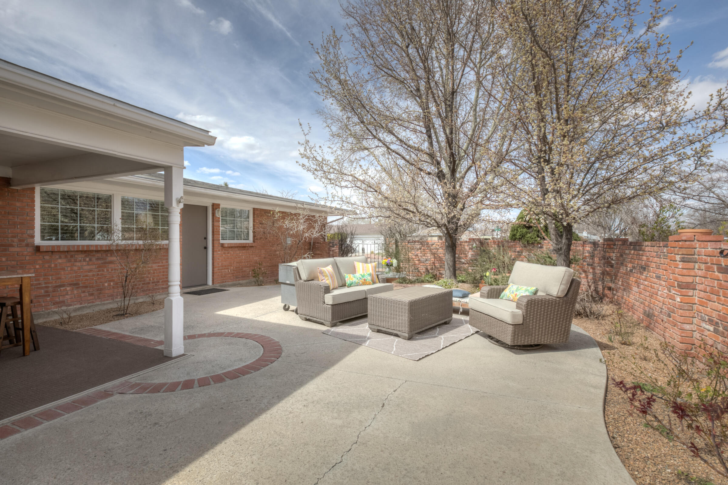 1437 Aliso Drive NE