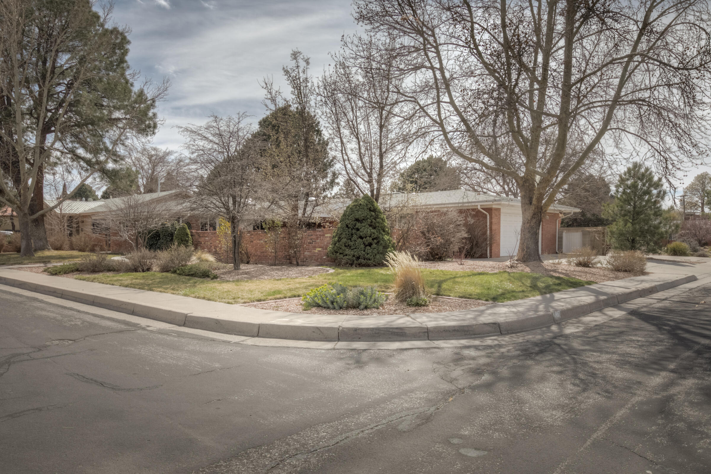 1437 Aliso Drive NE