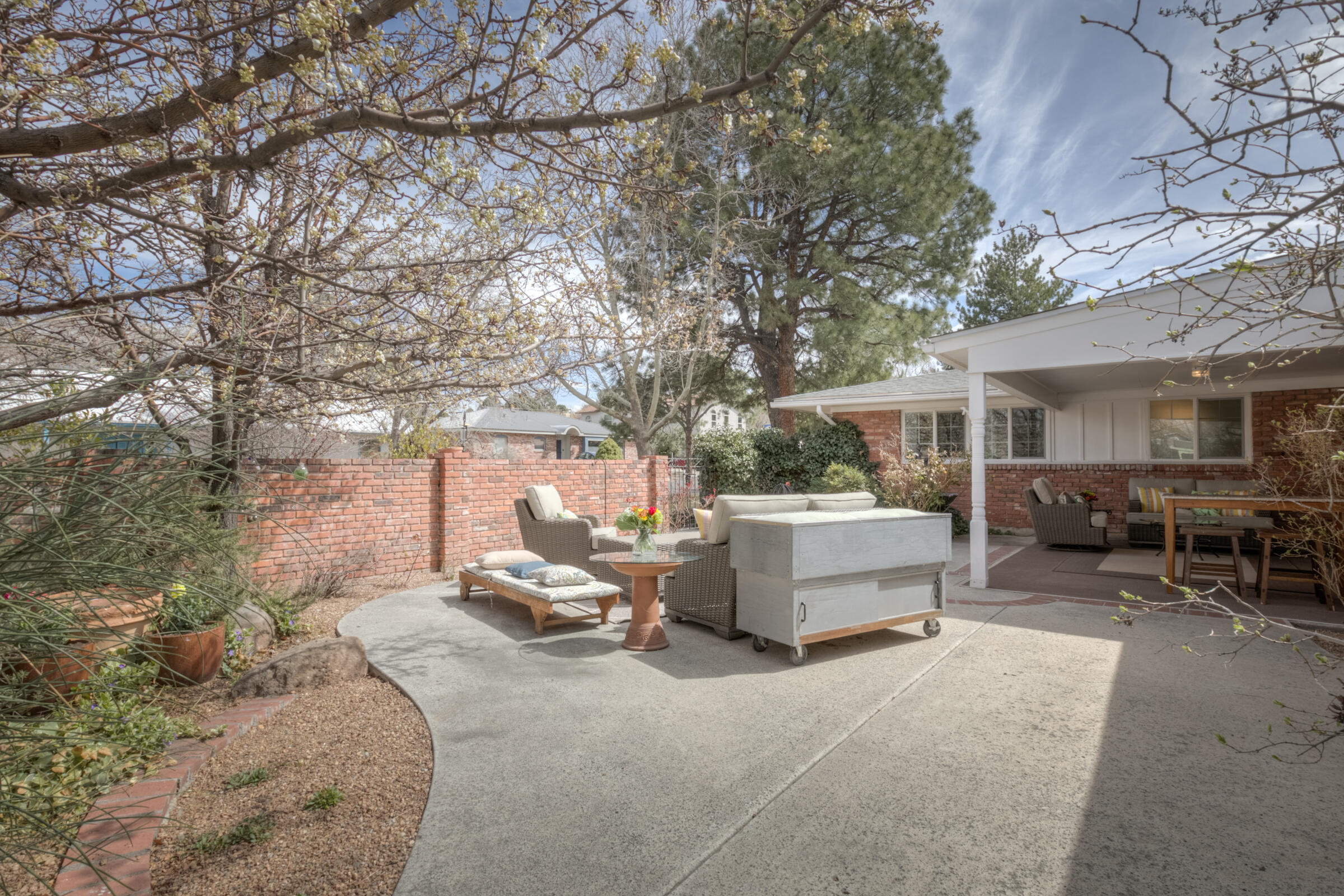 1437 Aliso Drive NE