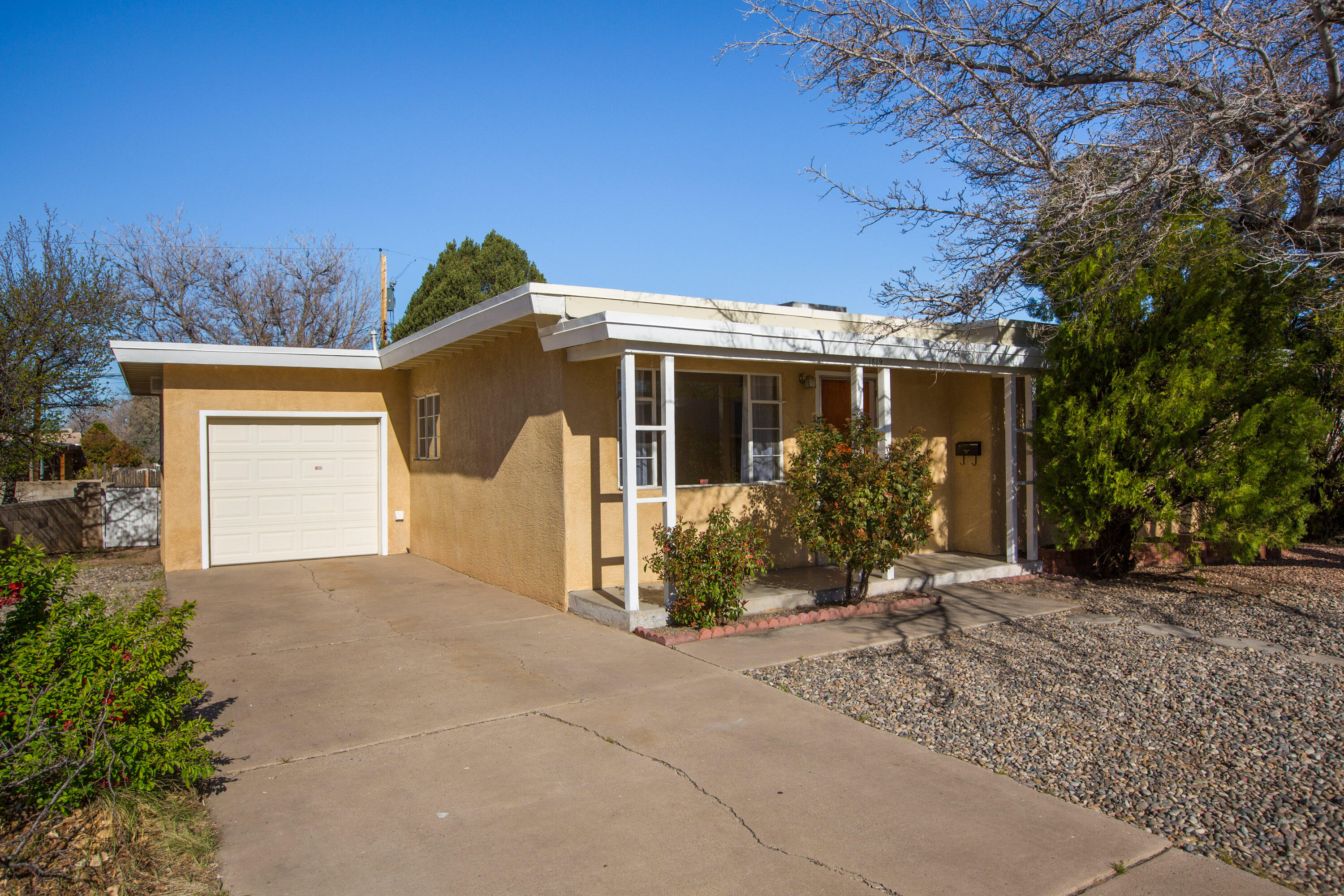 1819 Aliso Drive NE