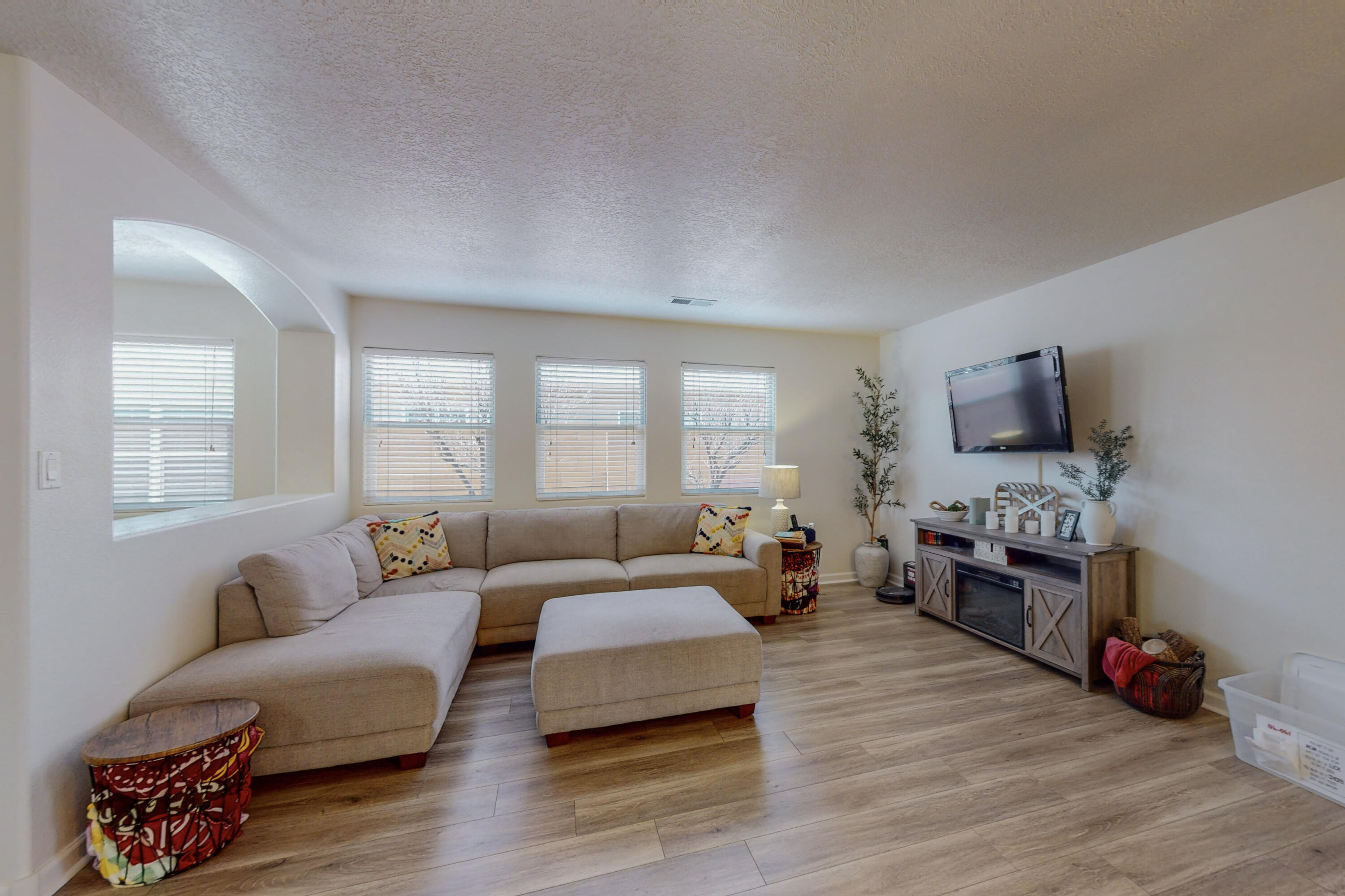 1017 Desert Paintbrush Loop NE