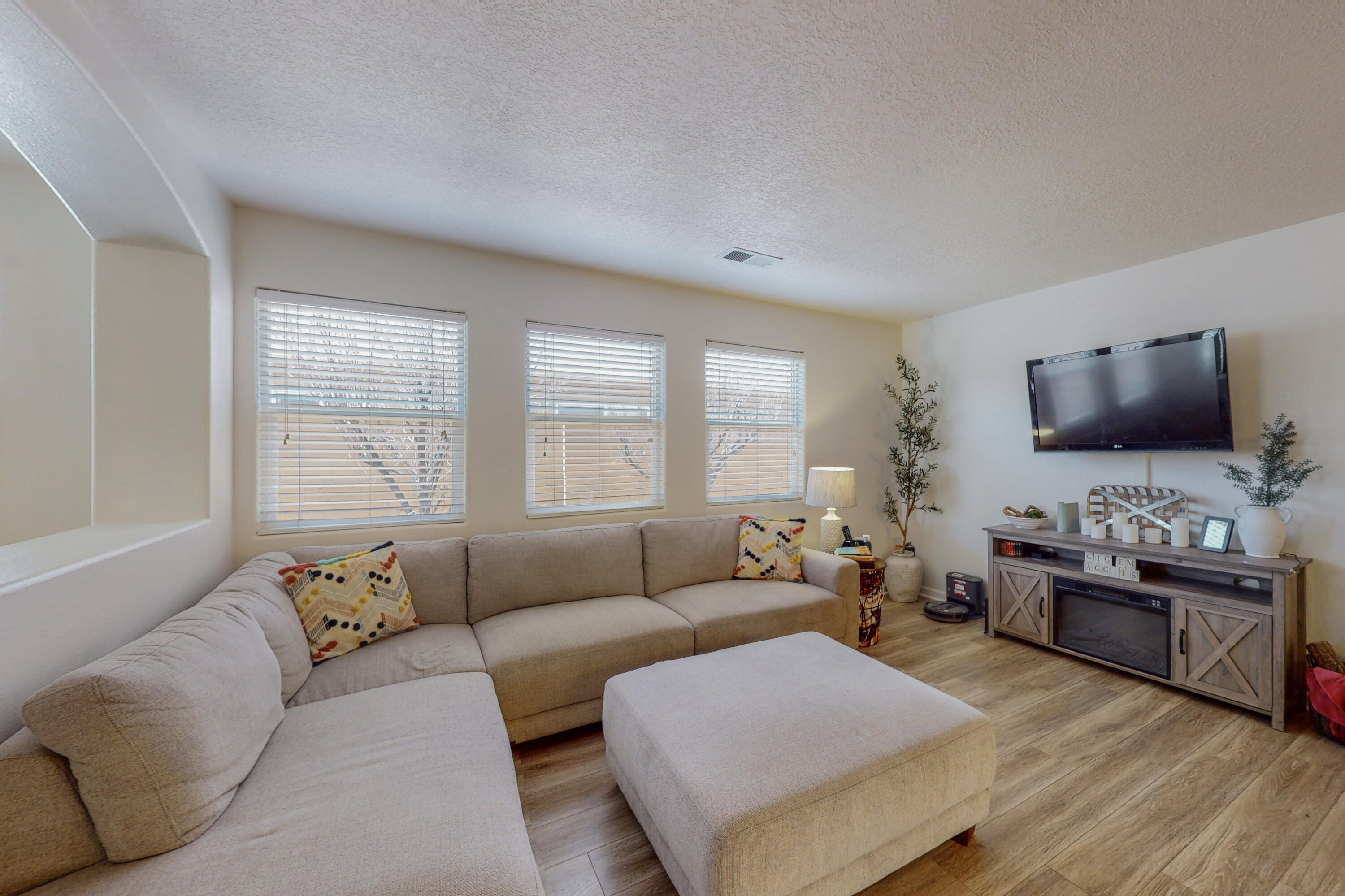 1017 Desert Paintbrush Loop NE