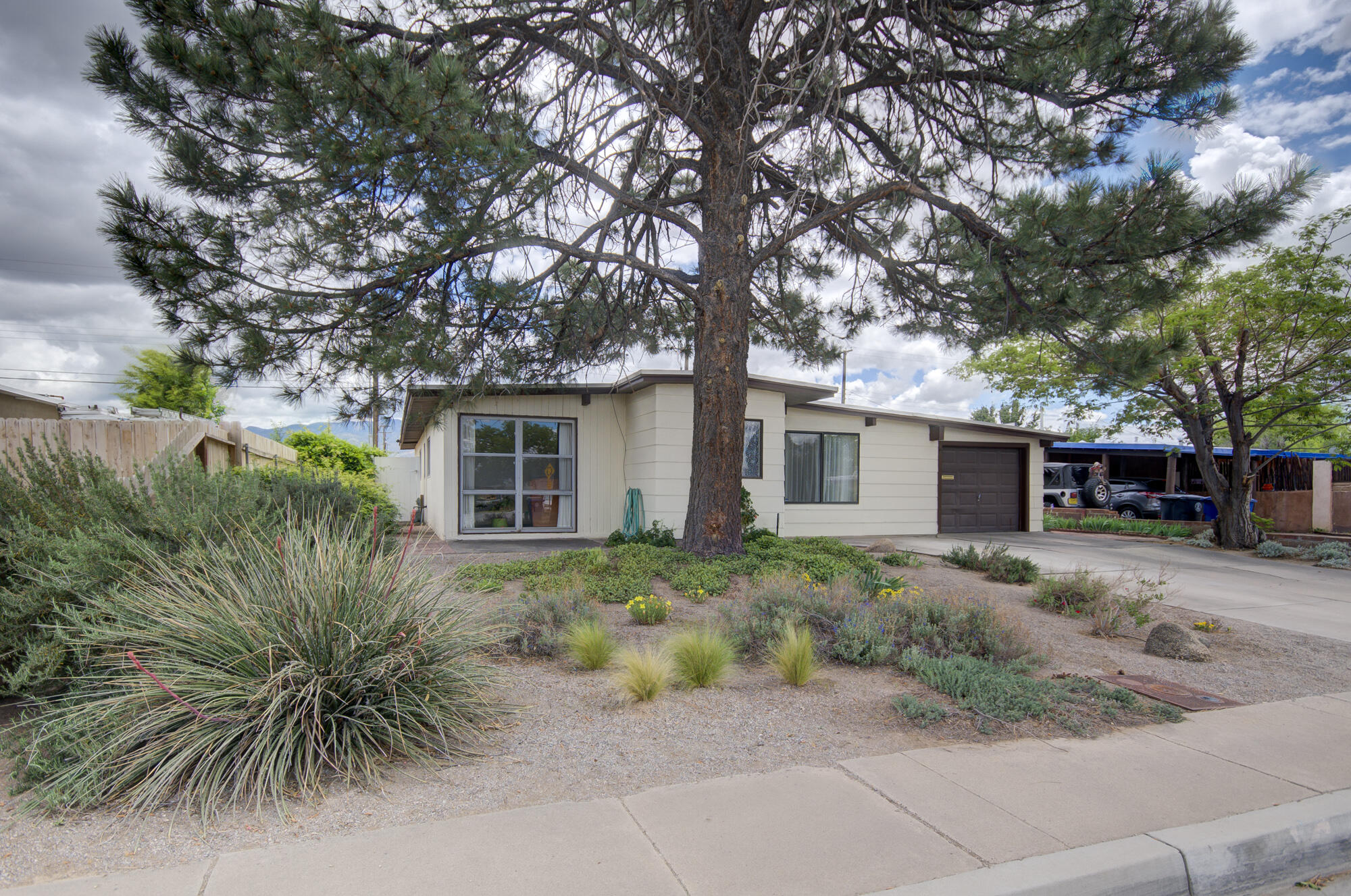3318 Montclaire Drive NE