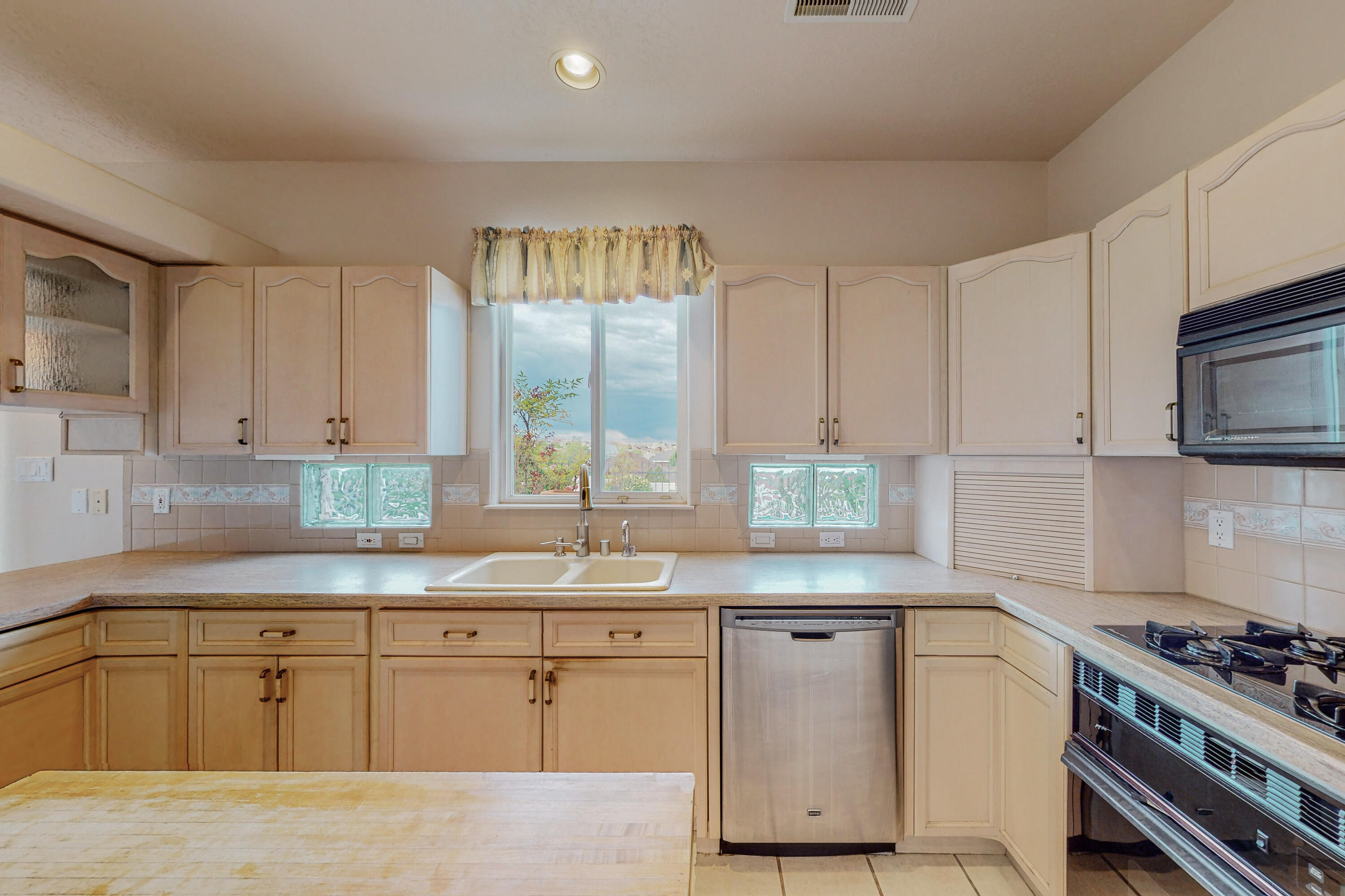 9212 San Leandro Lane NW