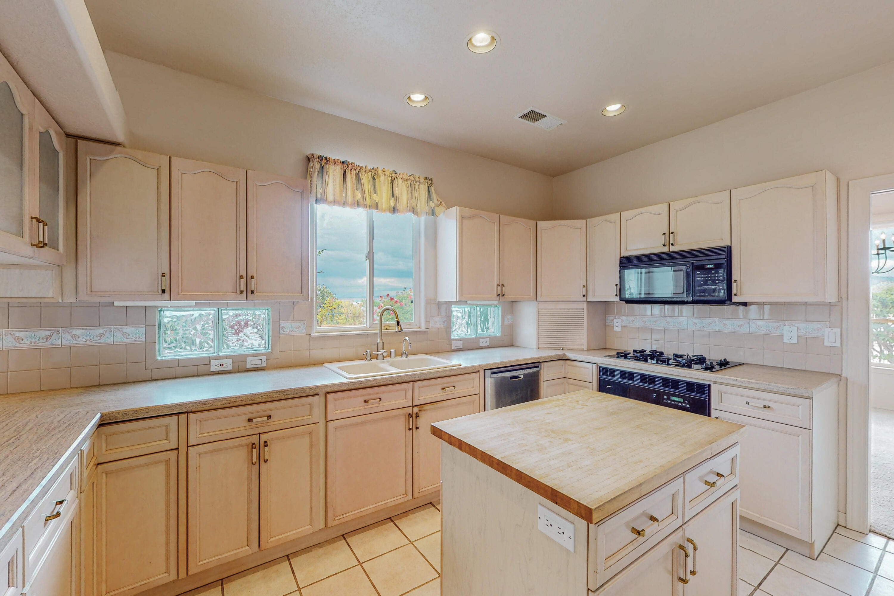 9212 San Leandro Lane NW