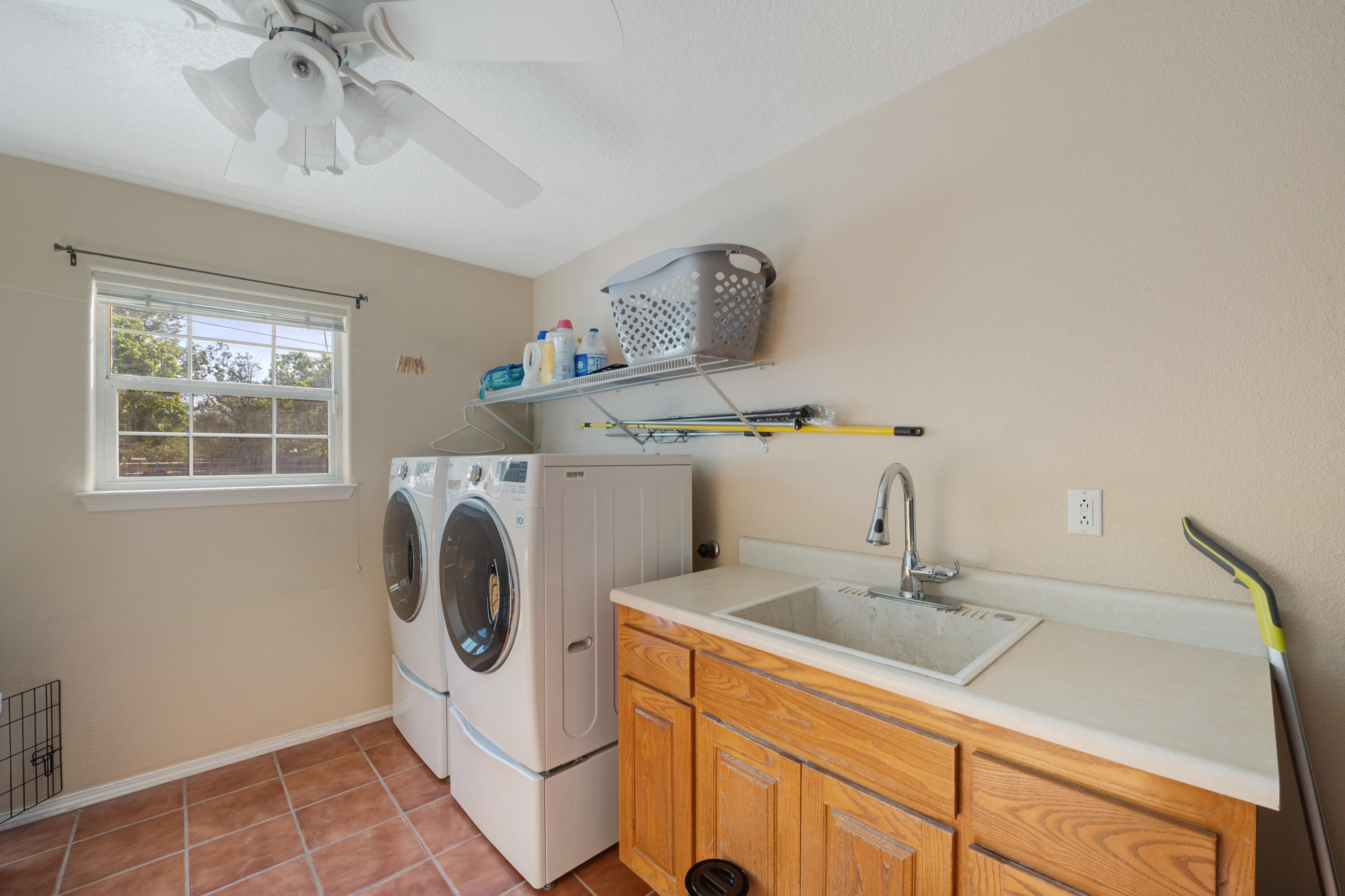 6928 Della Drive