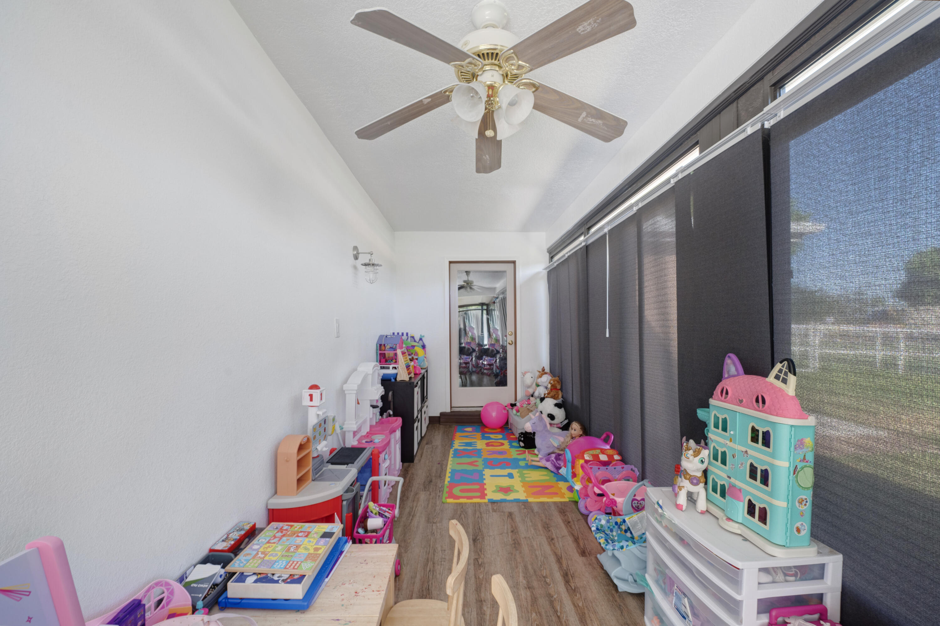 6928 Della Drive