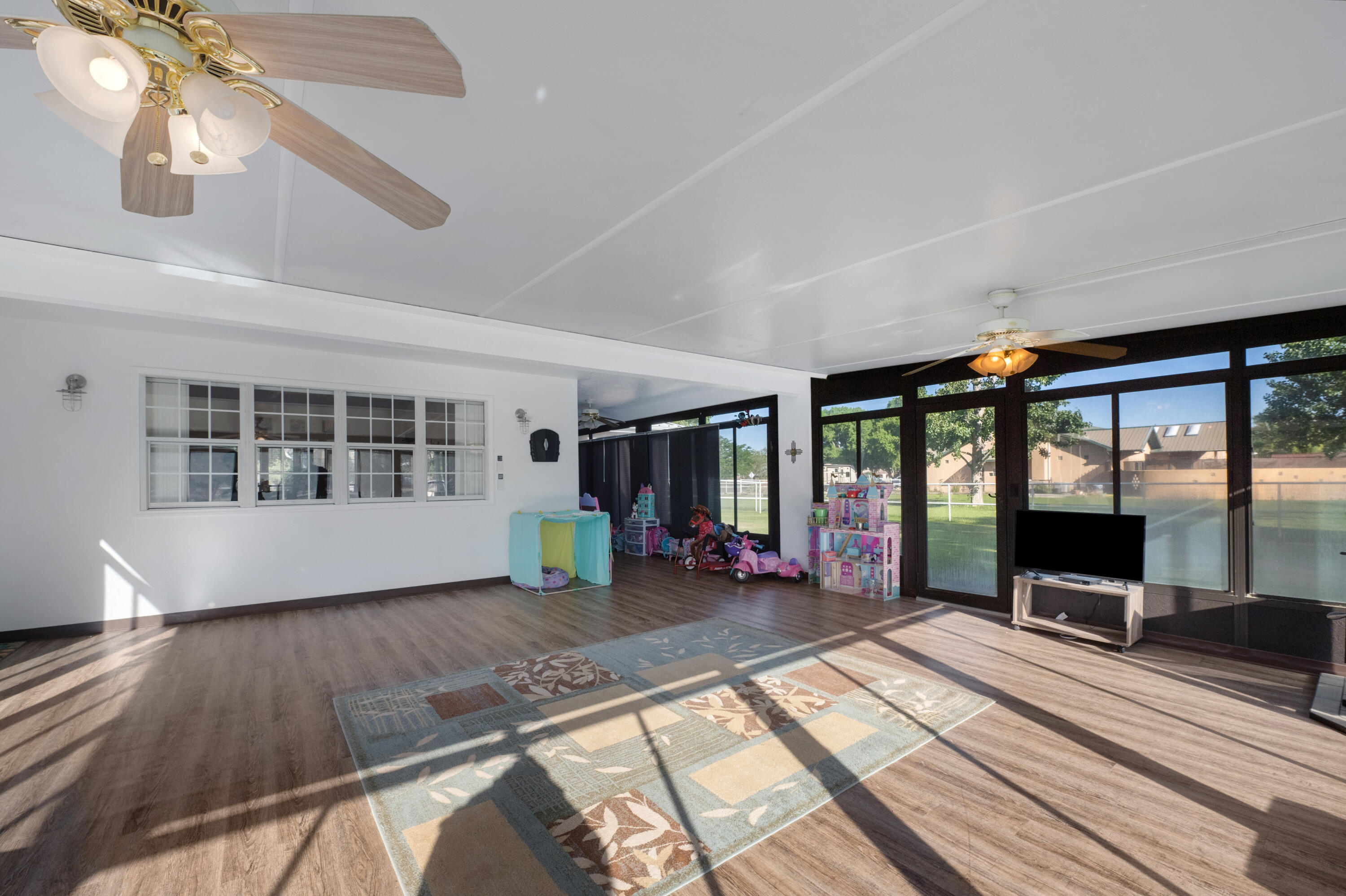 6928 Della Drive
