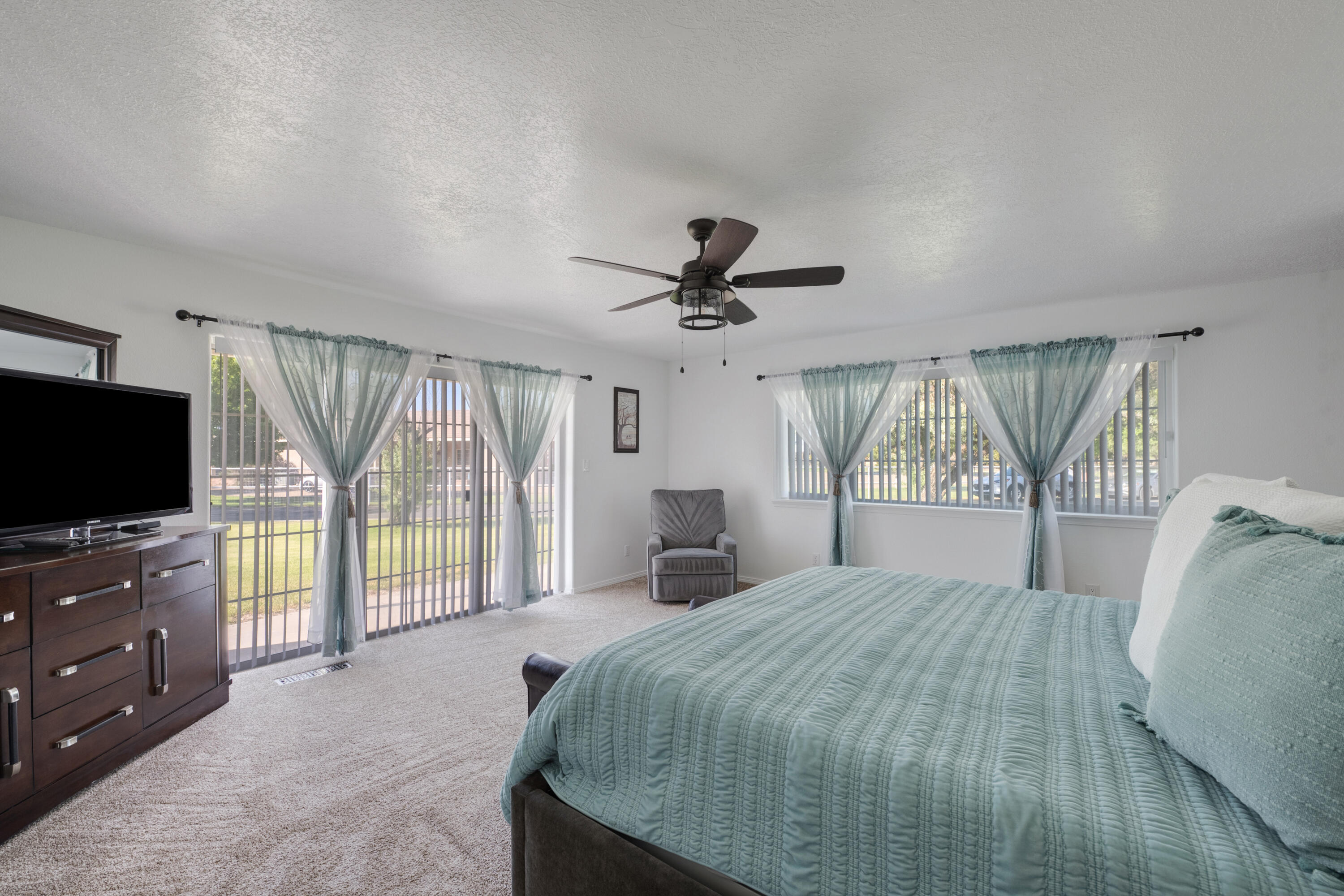 6928 Della Drive