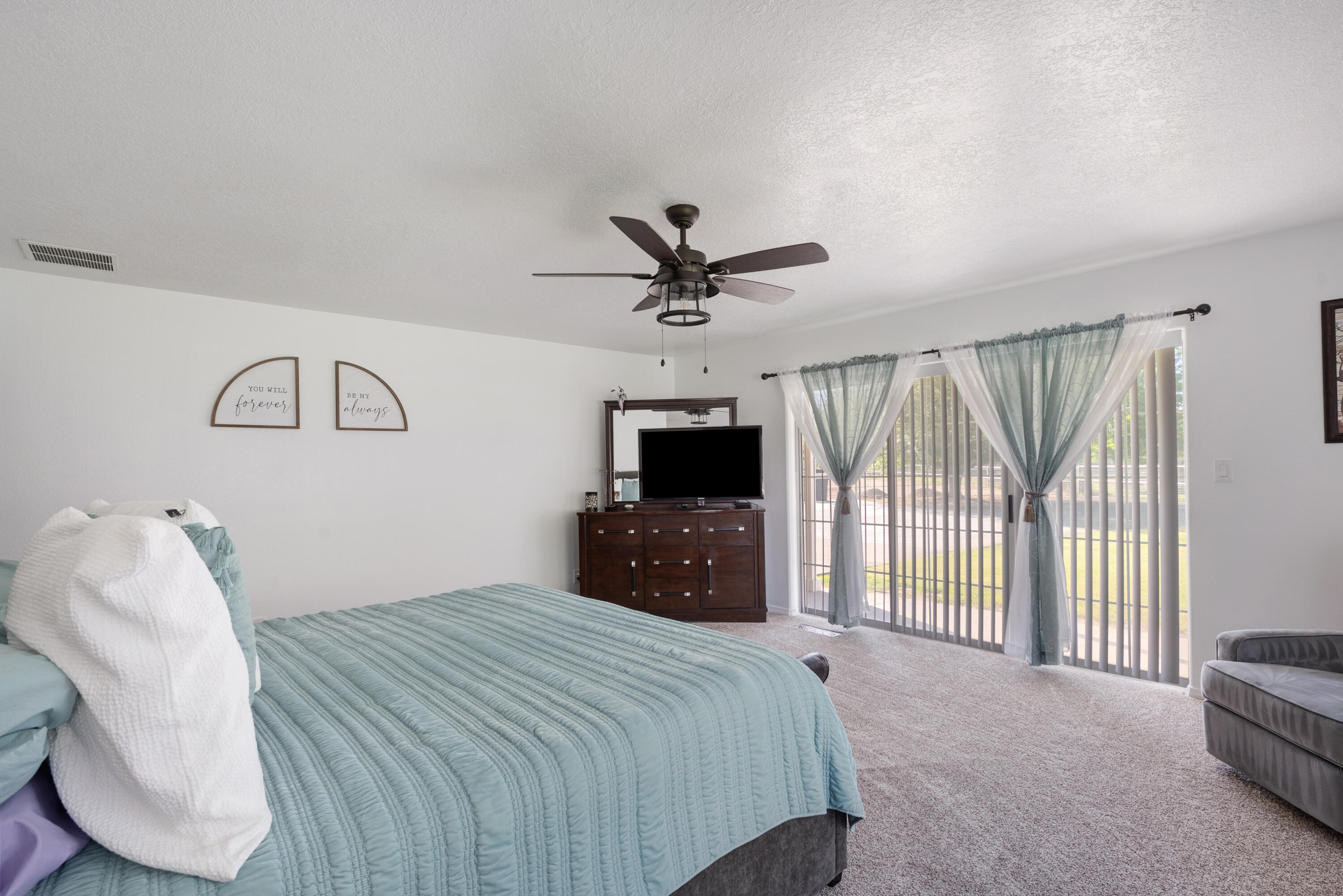 6928 Della Drive