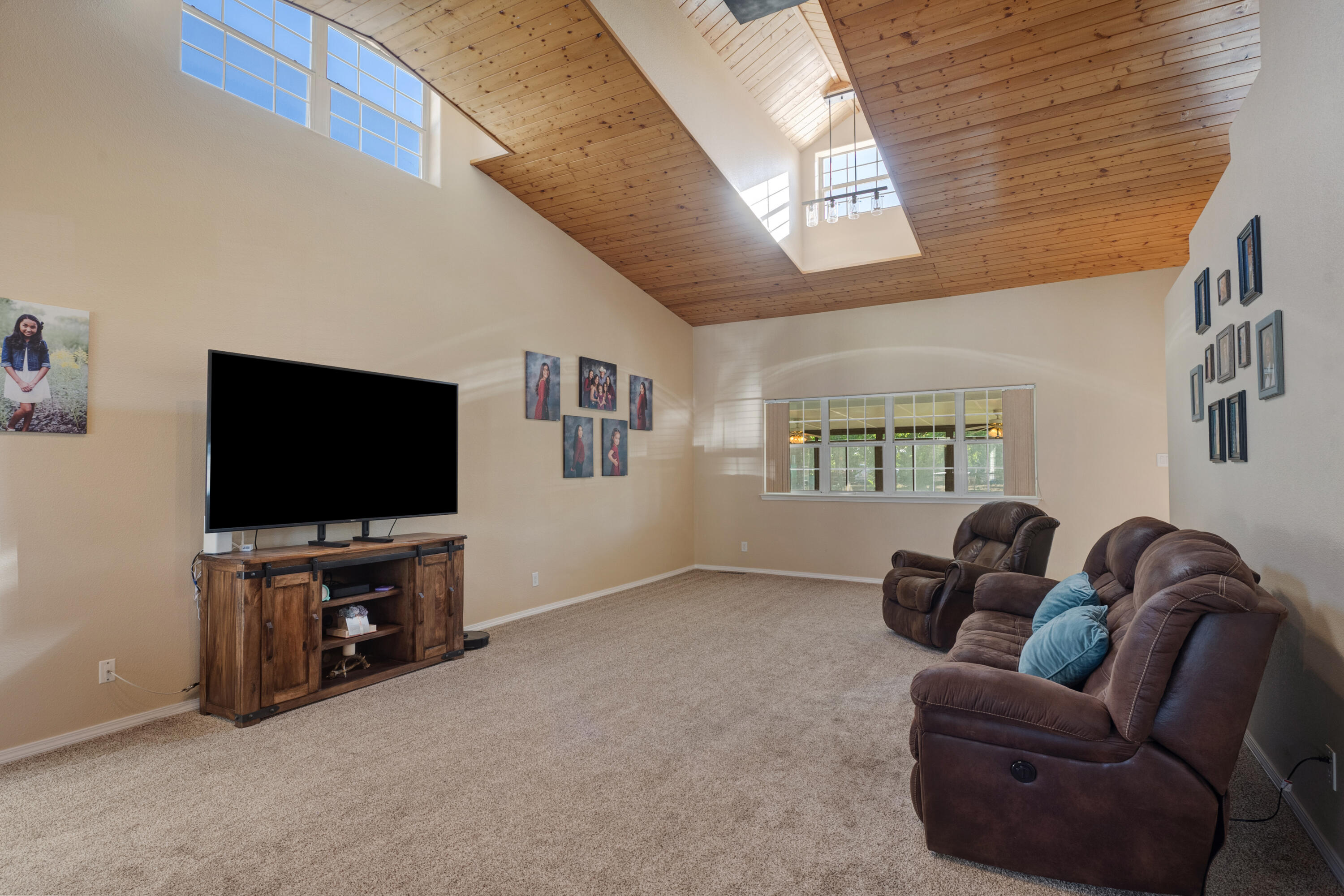 6928 Della Drive