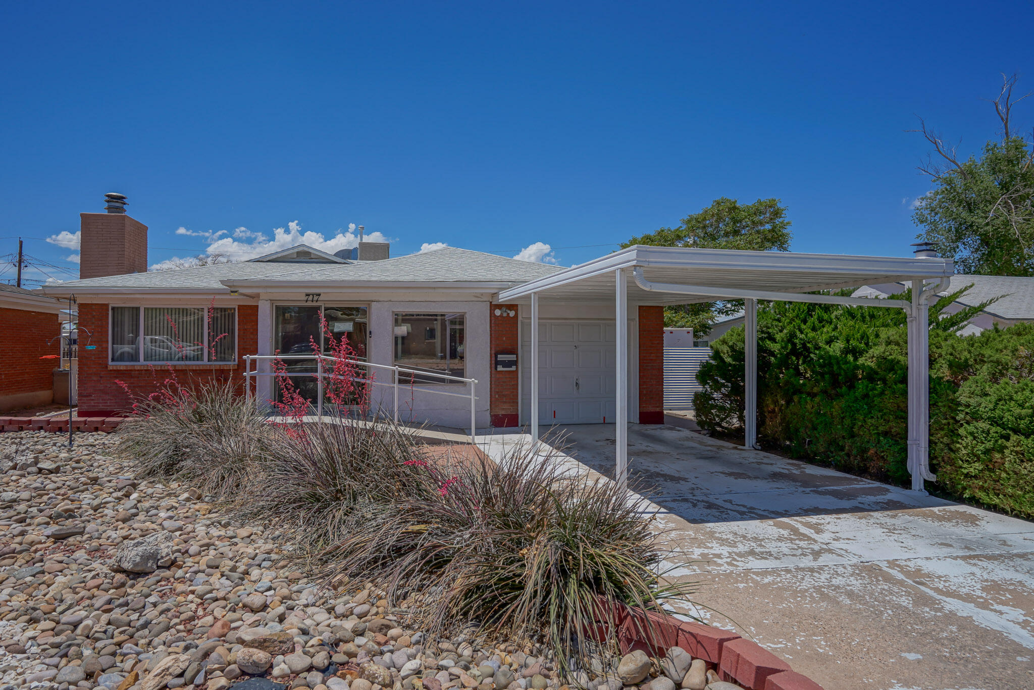 717 Alvarado Drive SE