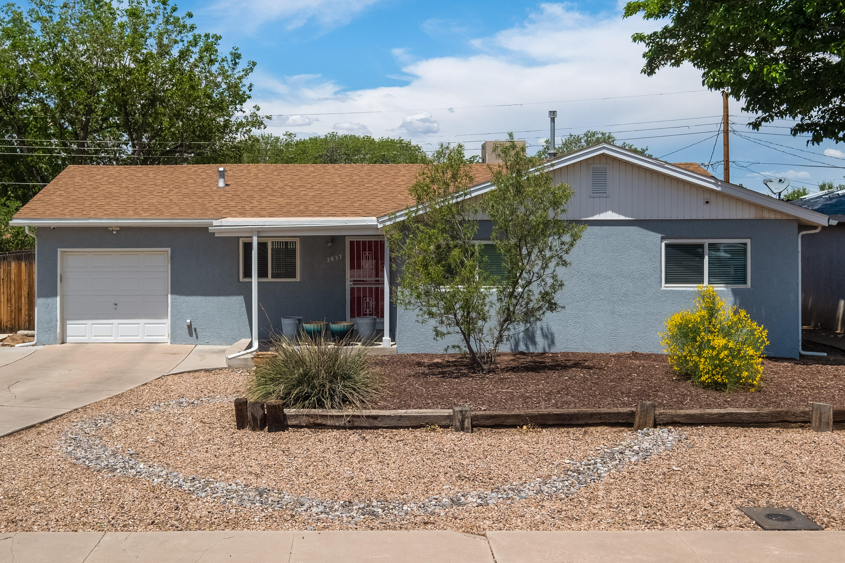 2837 Palomas Drive NE