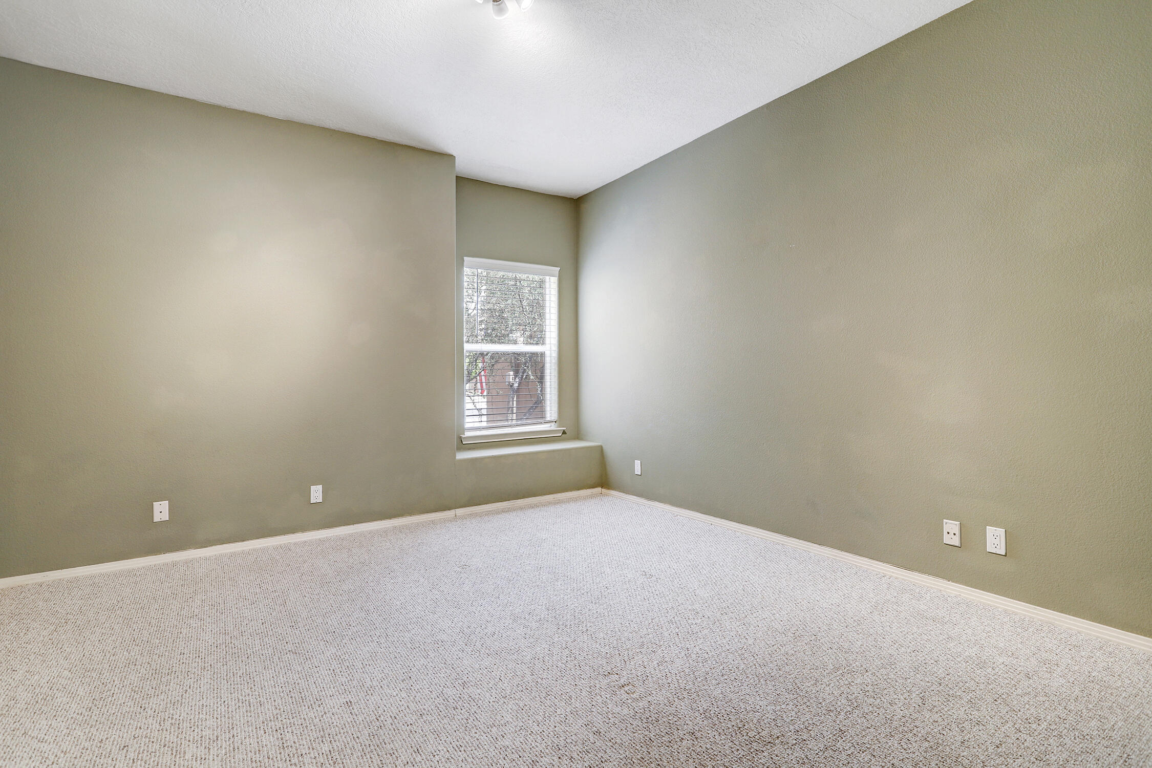 5616 Vulcan Vista Avenue NE