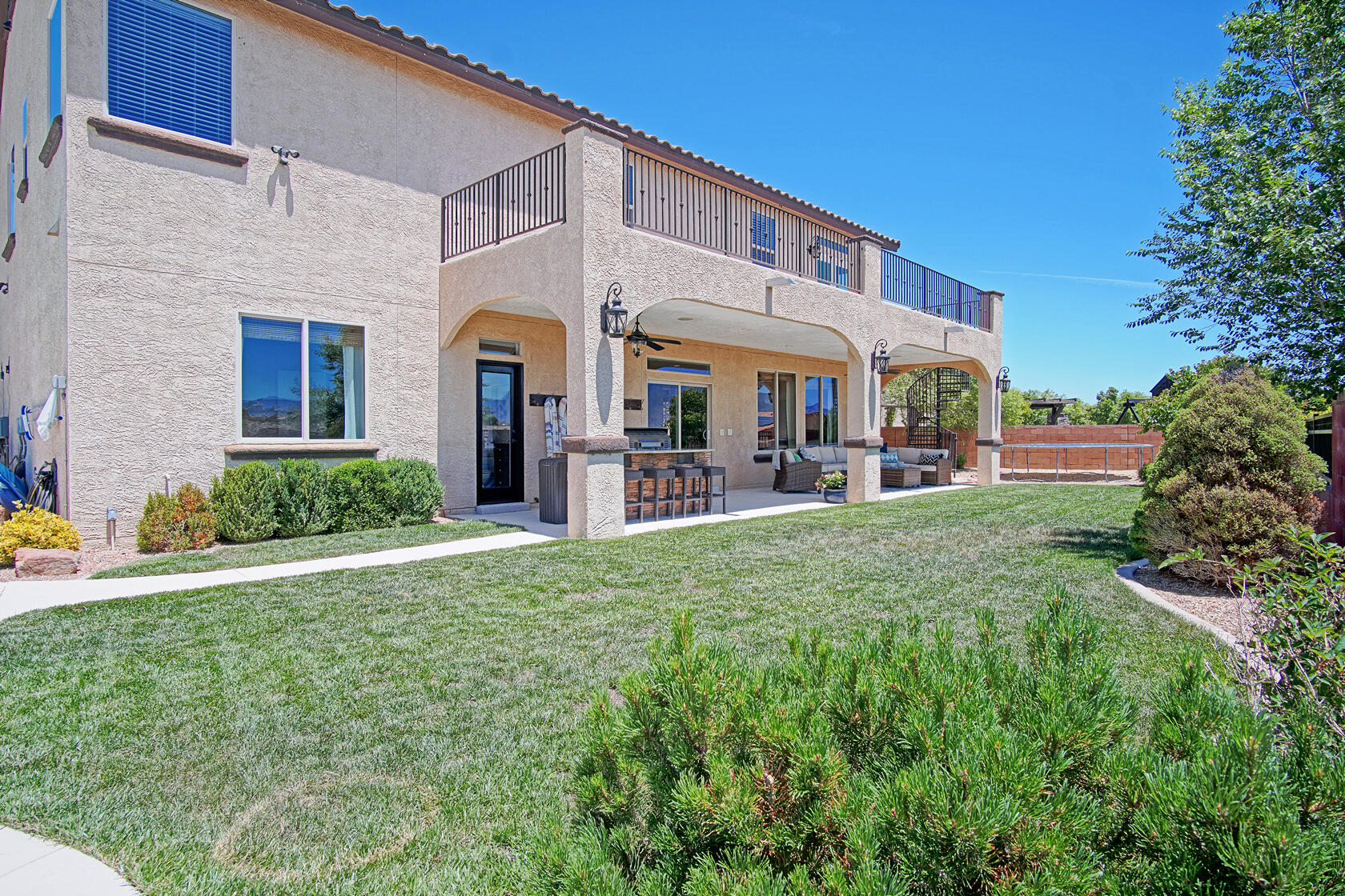 3941 Las Colinas Avenue NE