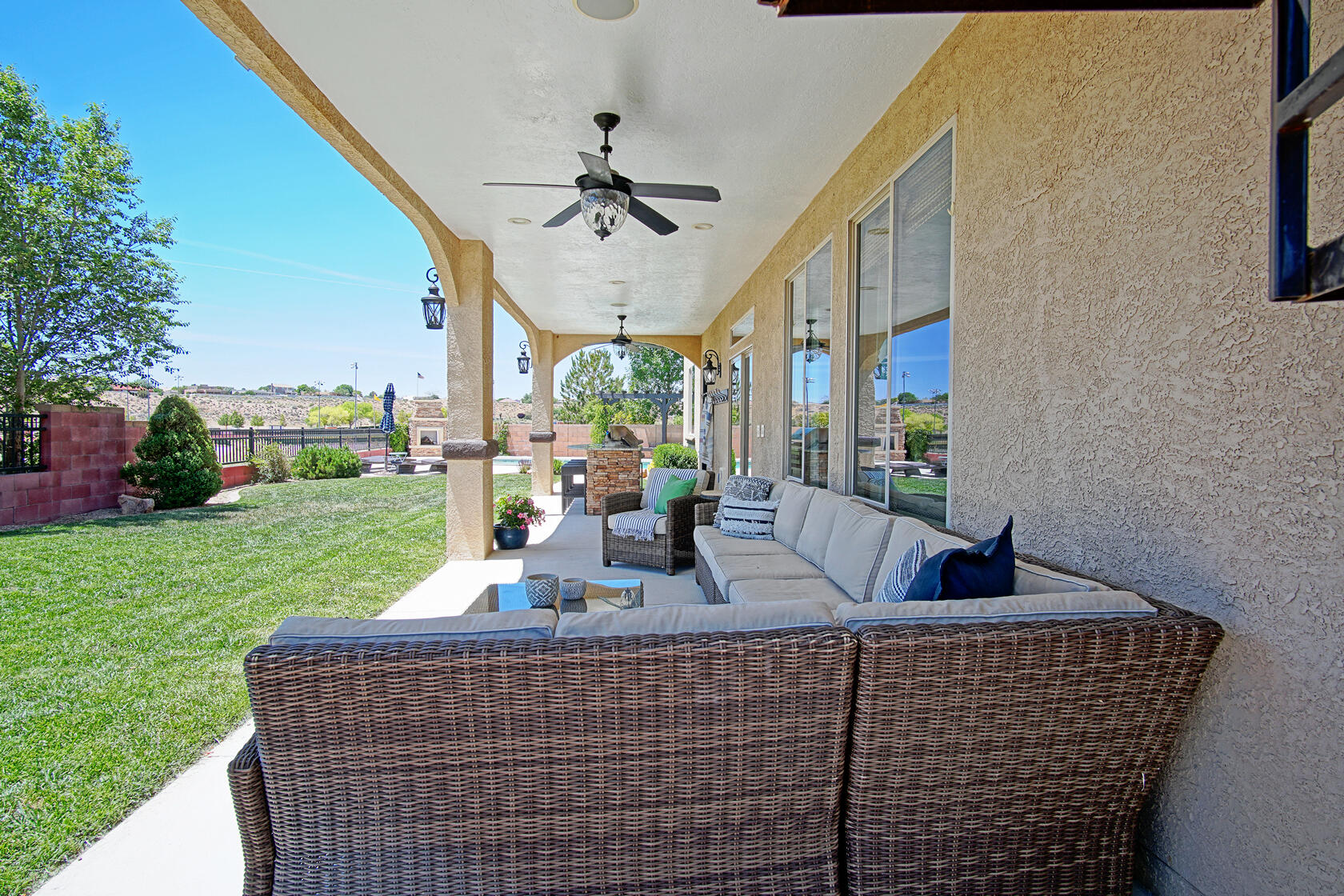 3941 Las Colinas Avenue NE