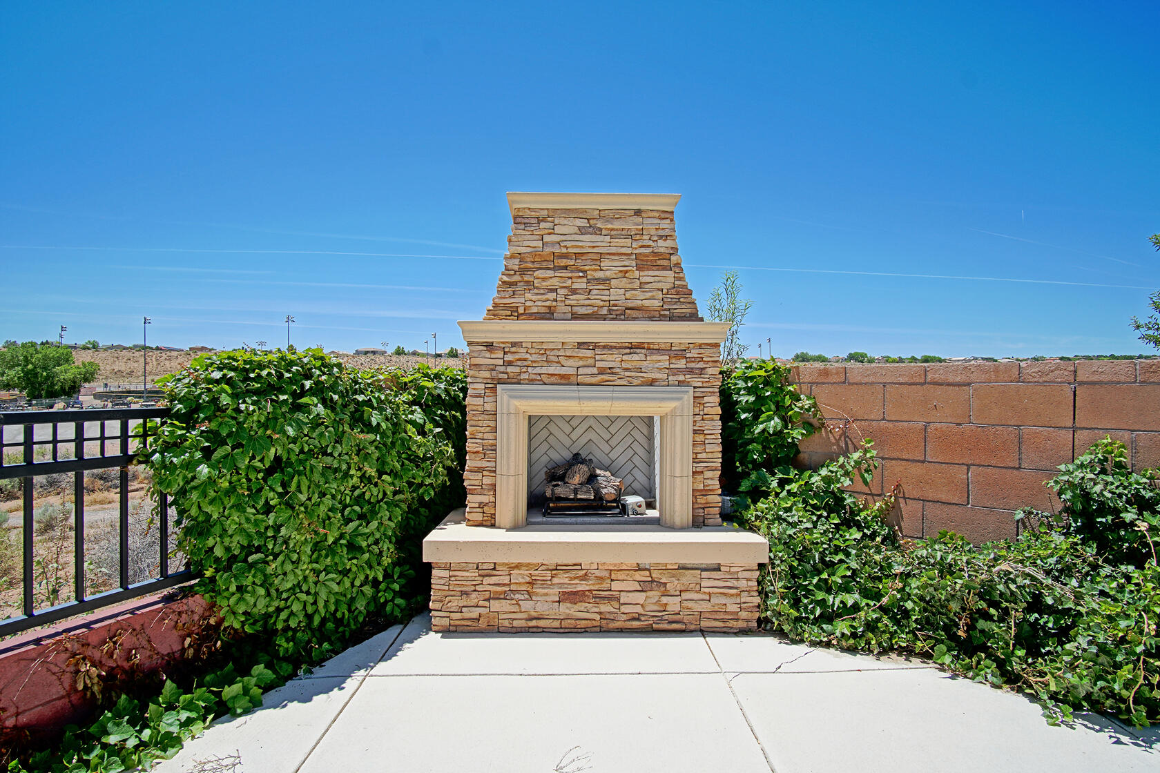 3941 Las Colinas Avenue NE