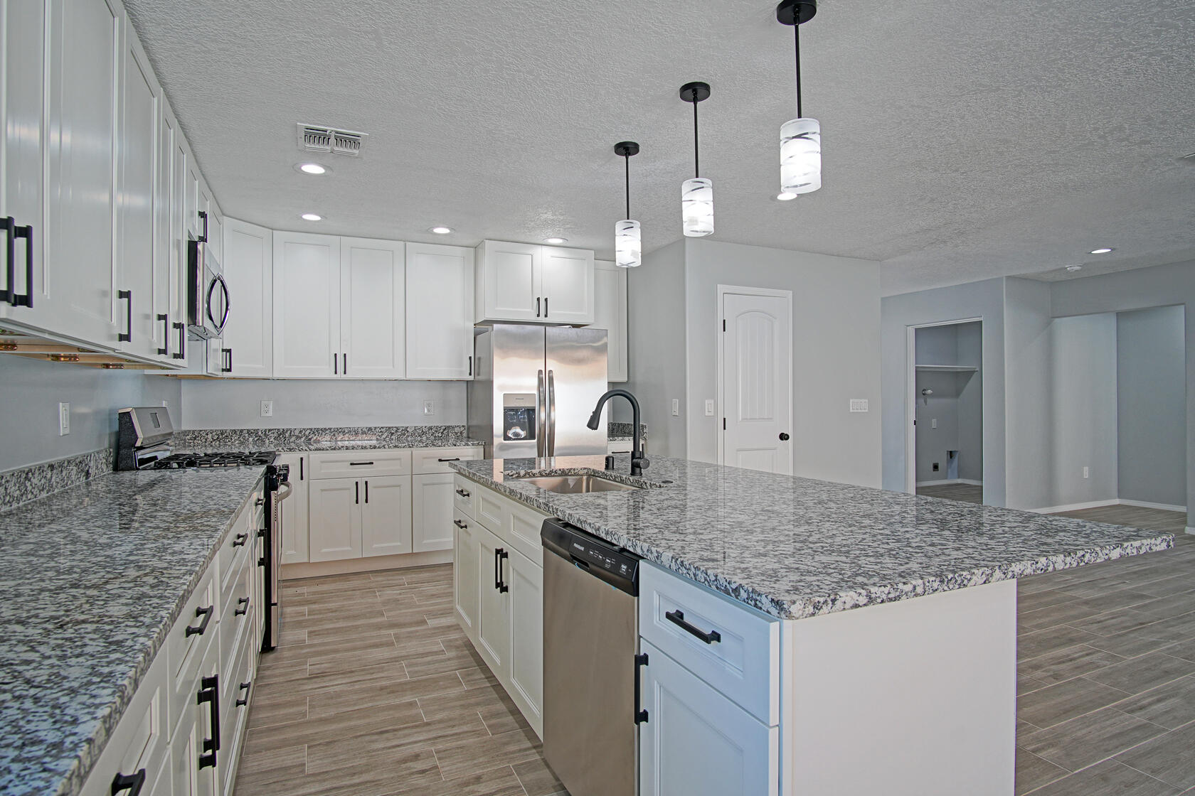 611 Foothill Road SW