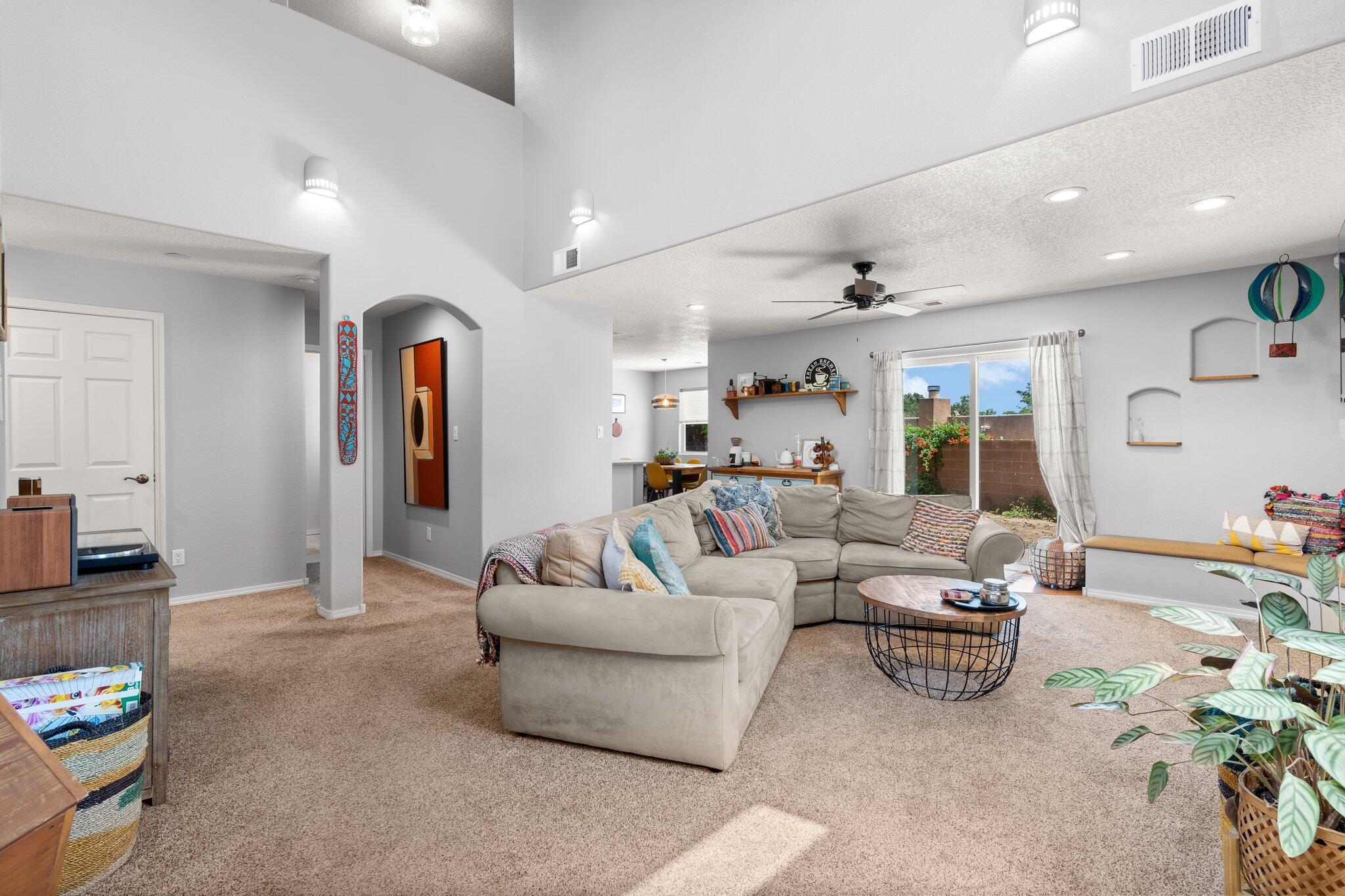 6404 Mesa Alegre Avenue NW