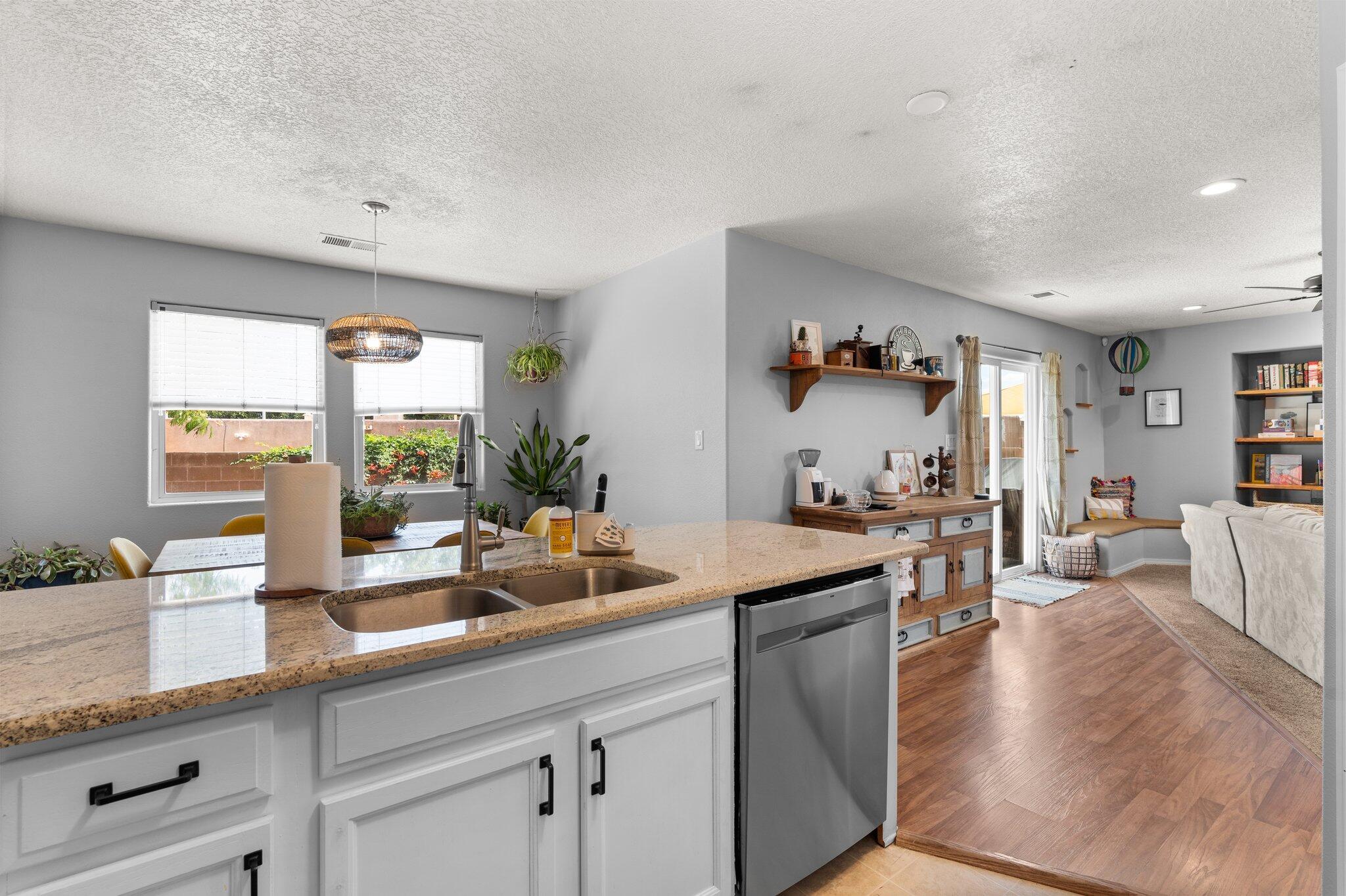 6404 Mesa Alegre Avenue NW