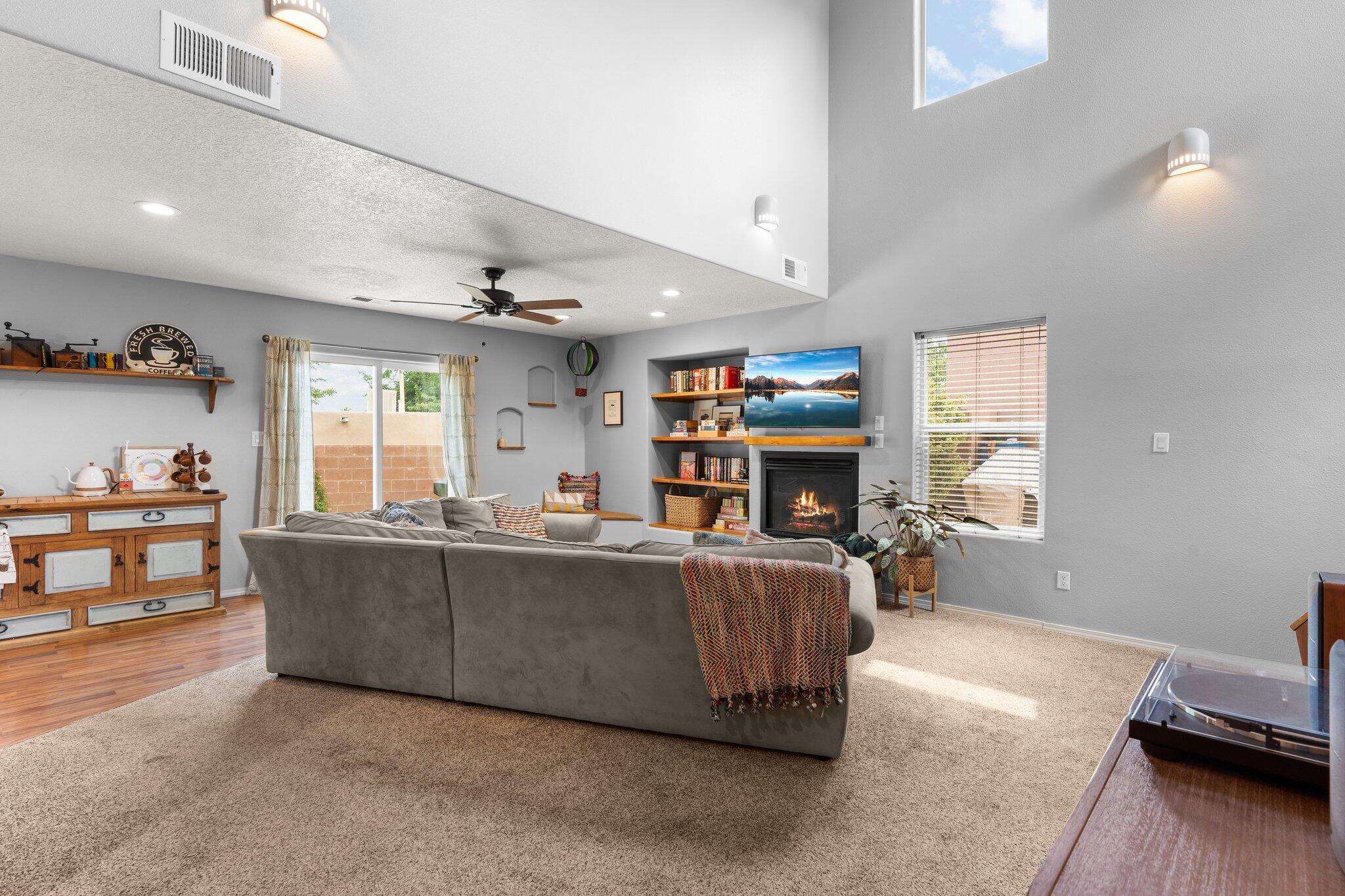 6404 Mesa Alegre Avenue NW