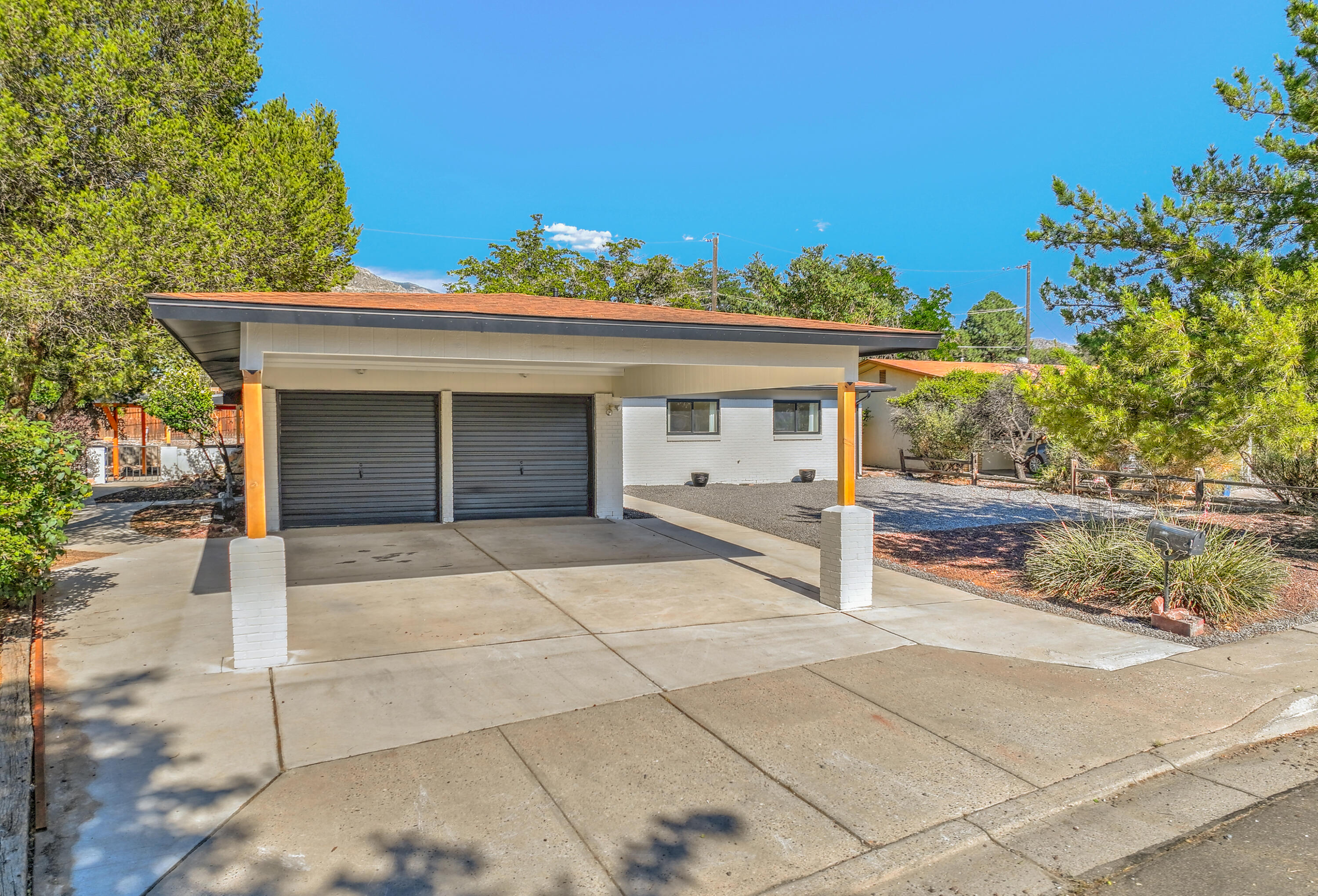 2604 Hiawatha Drive NE