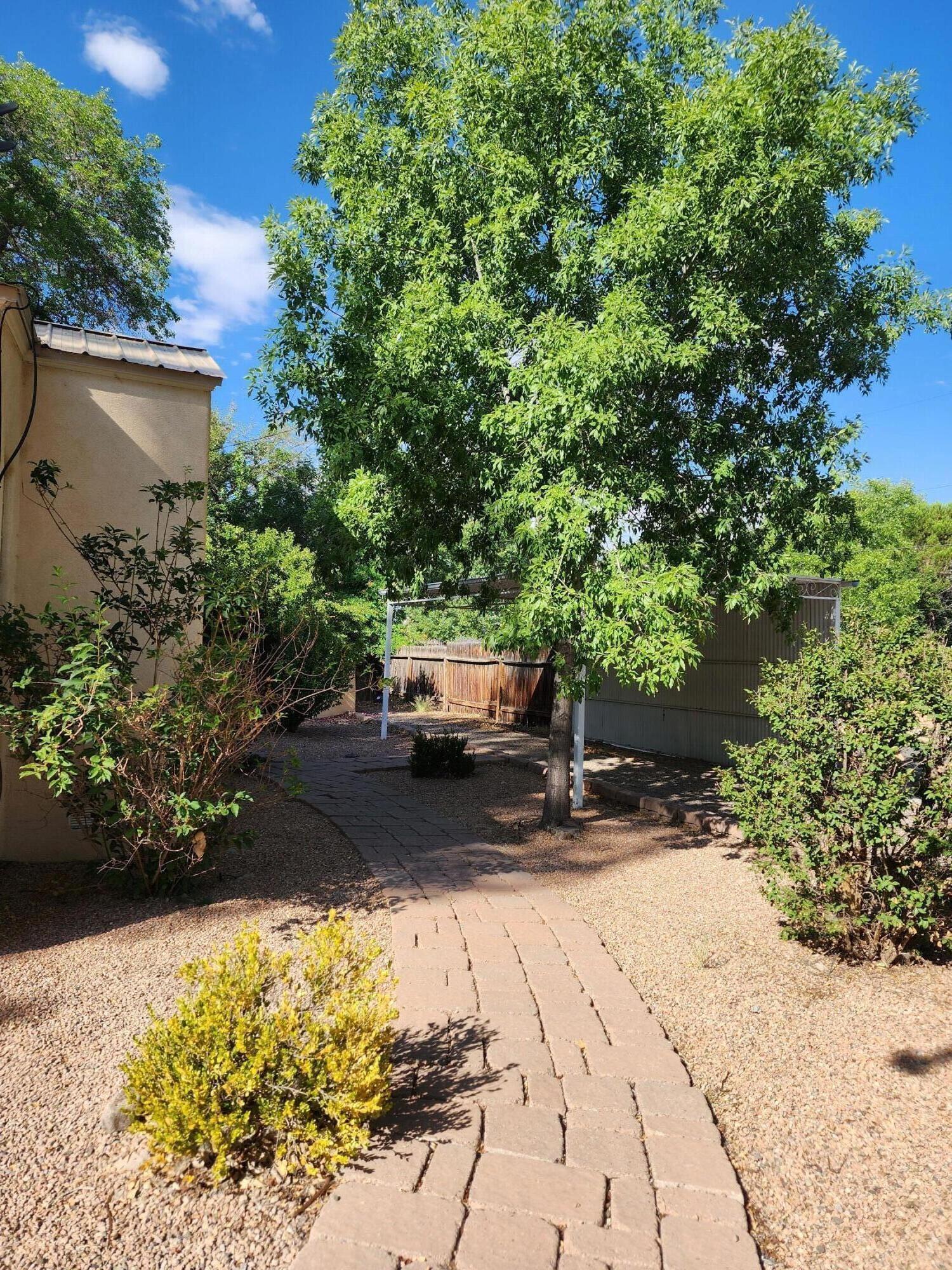 2548 Candelaria Road NW