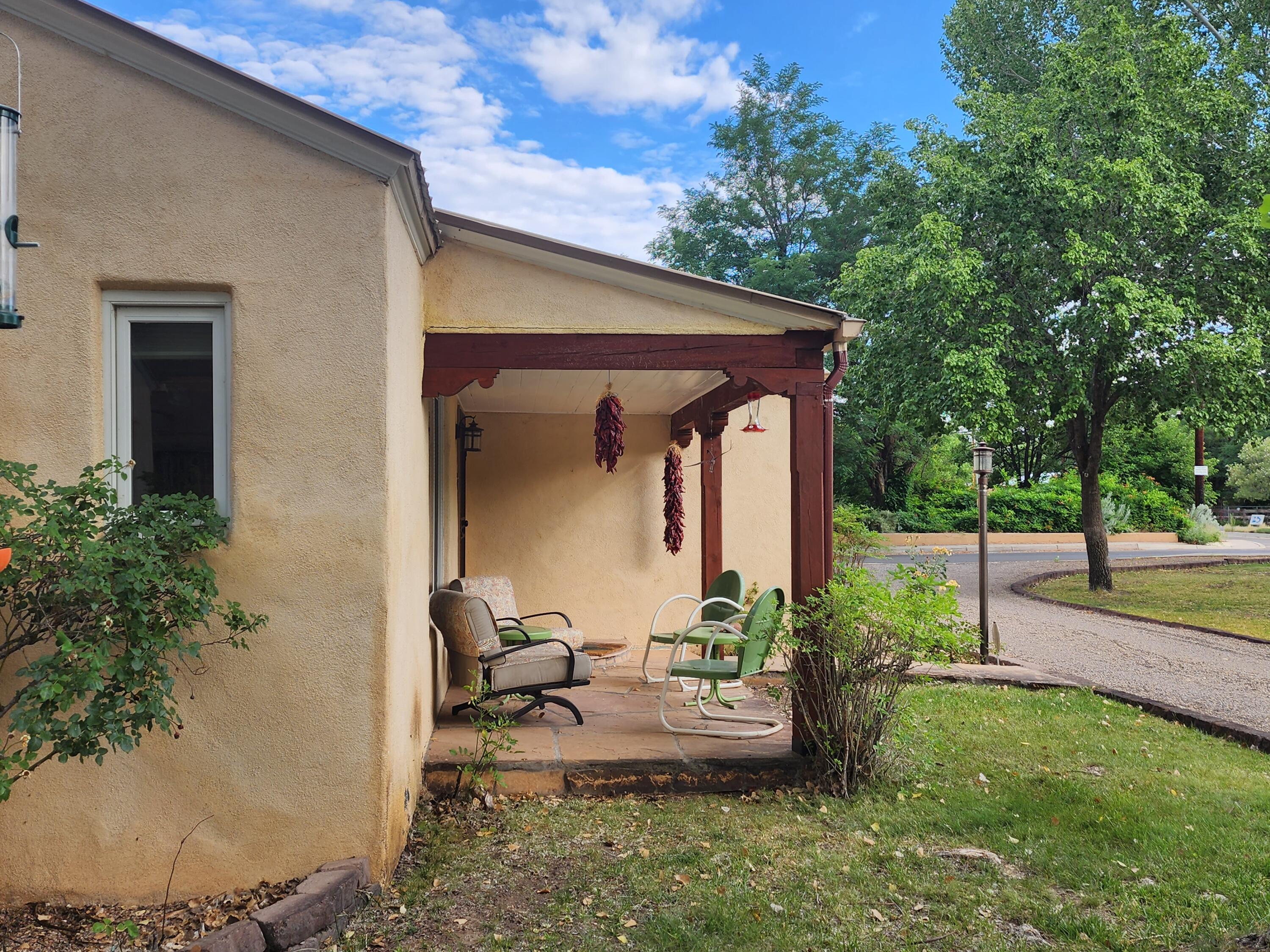 2548 Candelaria Road NW