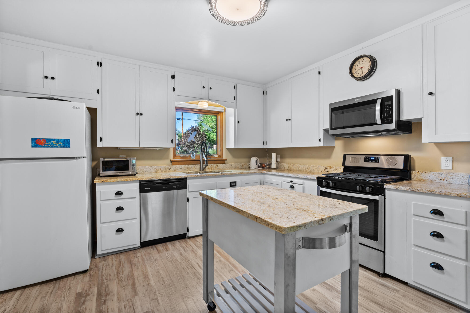 2548 Candelaria Road NW