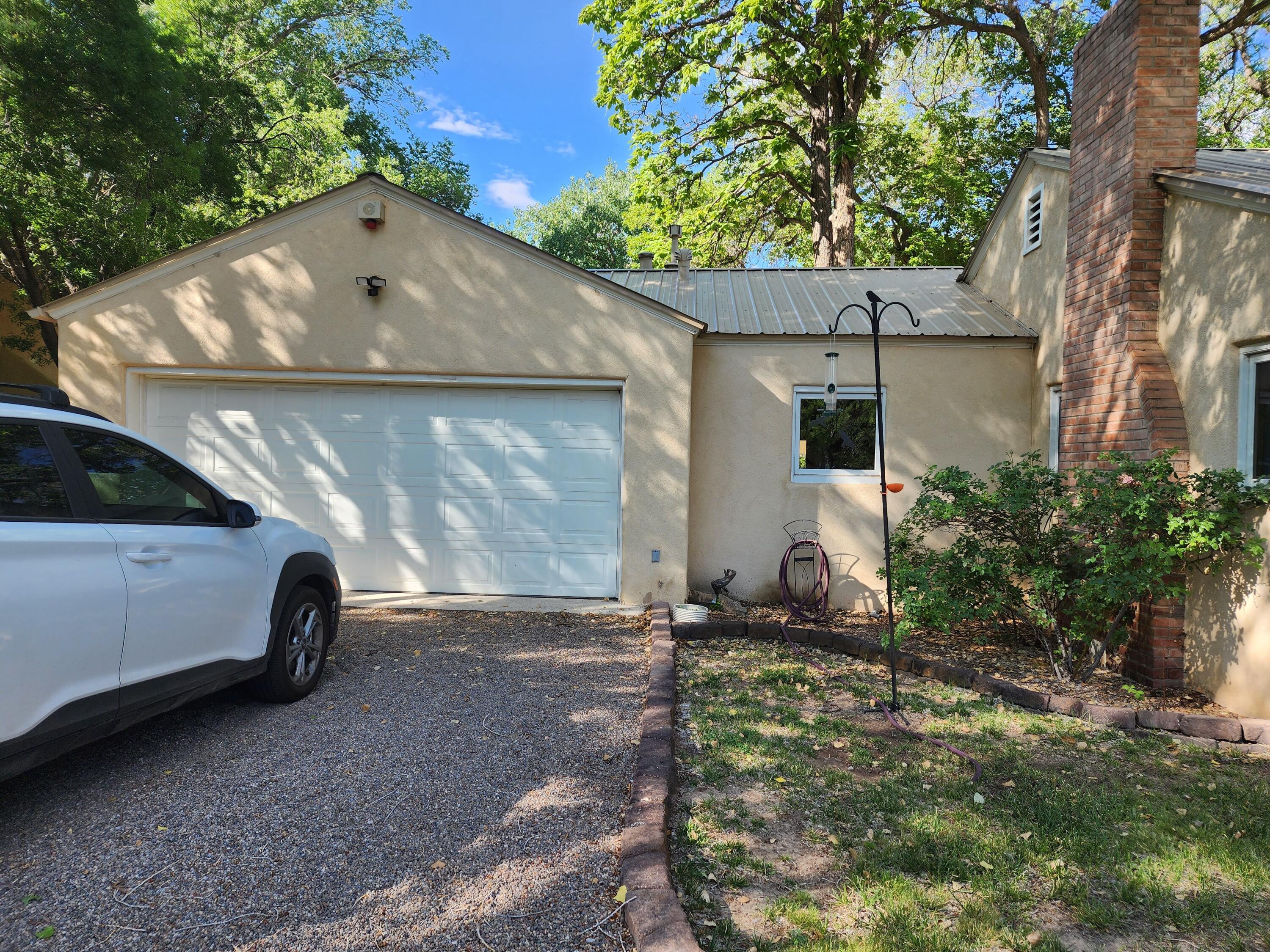 2548 Candelaria Road NW