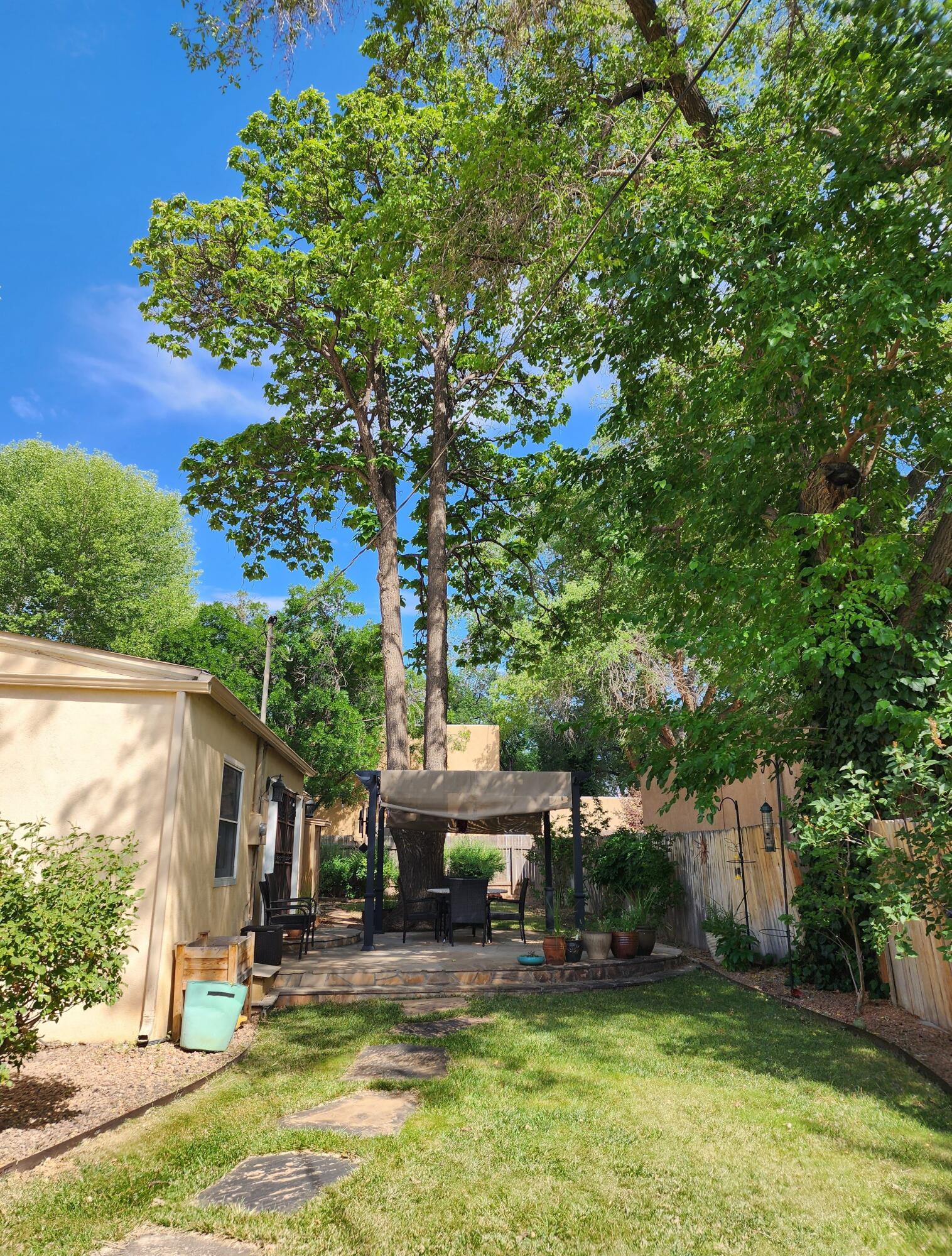 2548 Candelaria Road NW