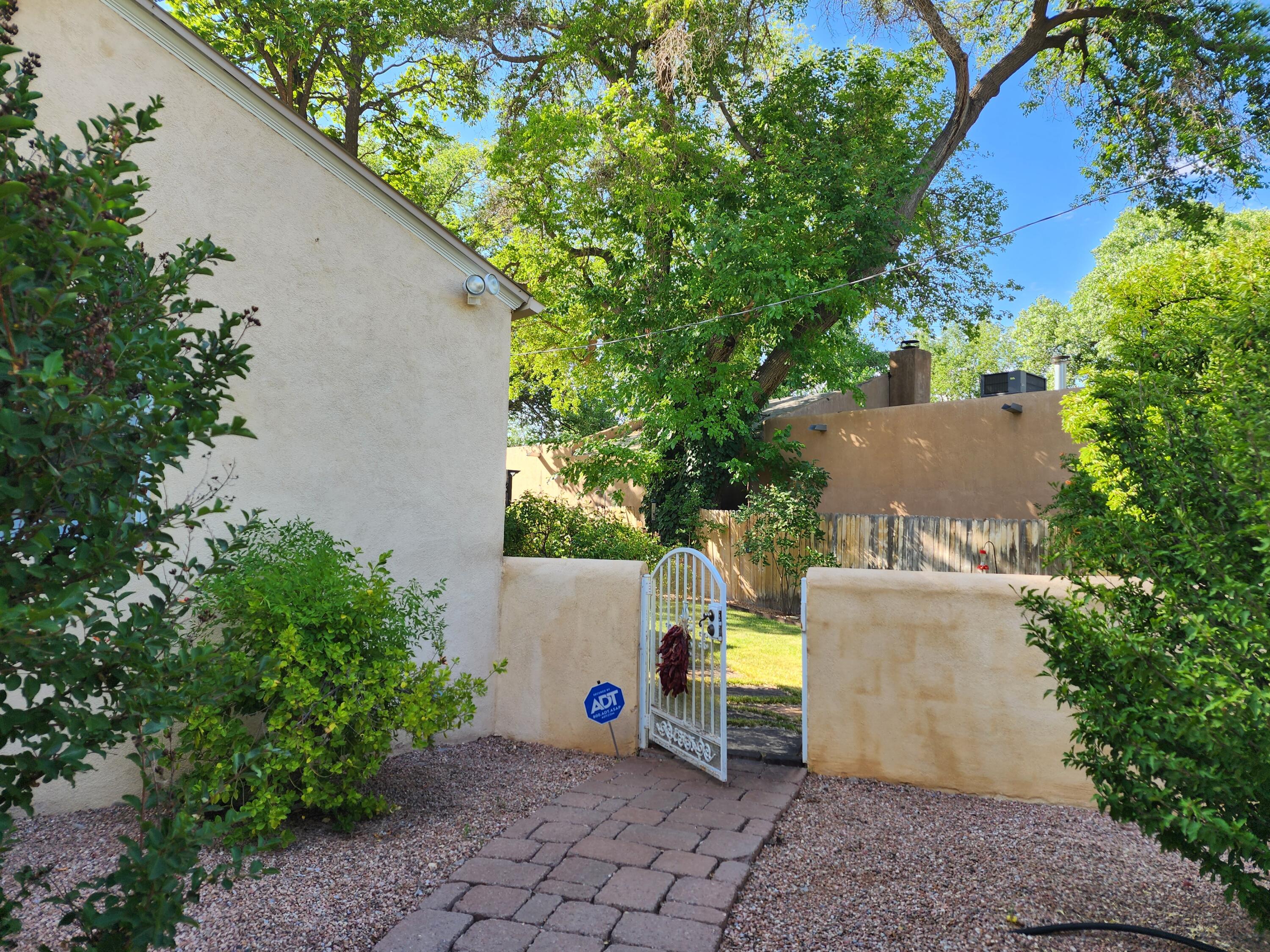 2548 Candelaria Road NW