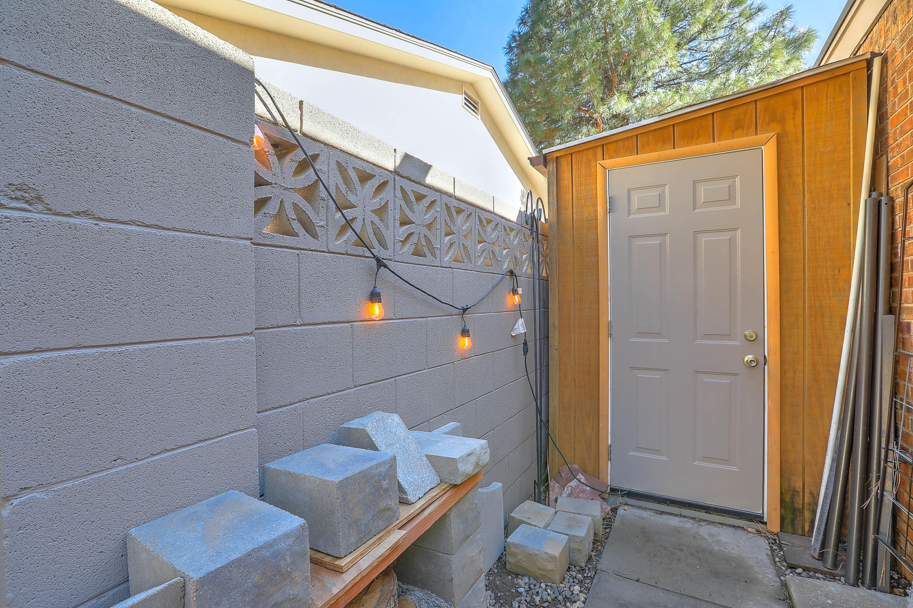 7401 Arroyo Del Oso Avenue NE