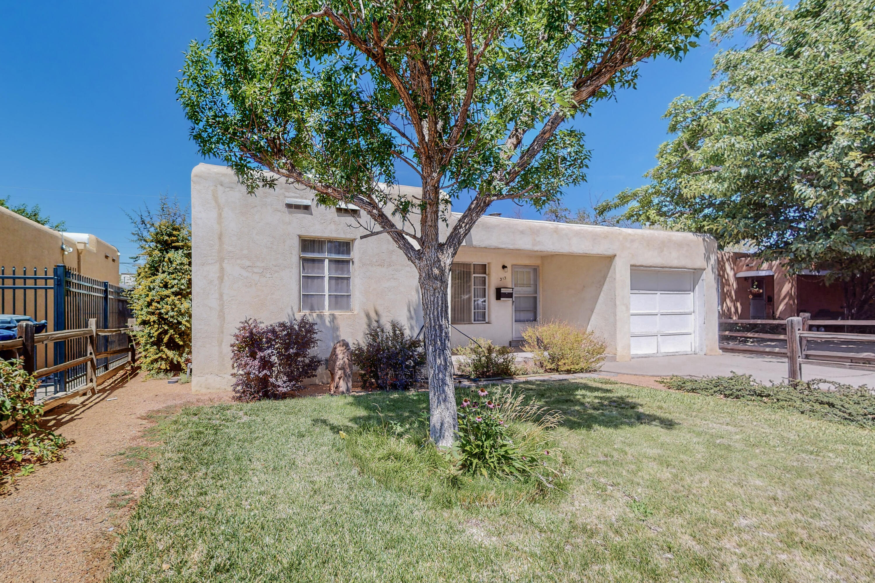 313 Valencia Drive NE