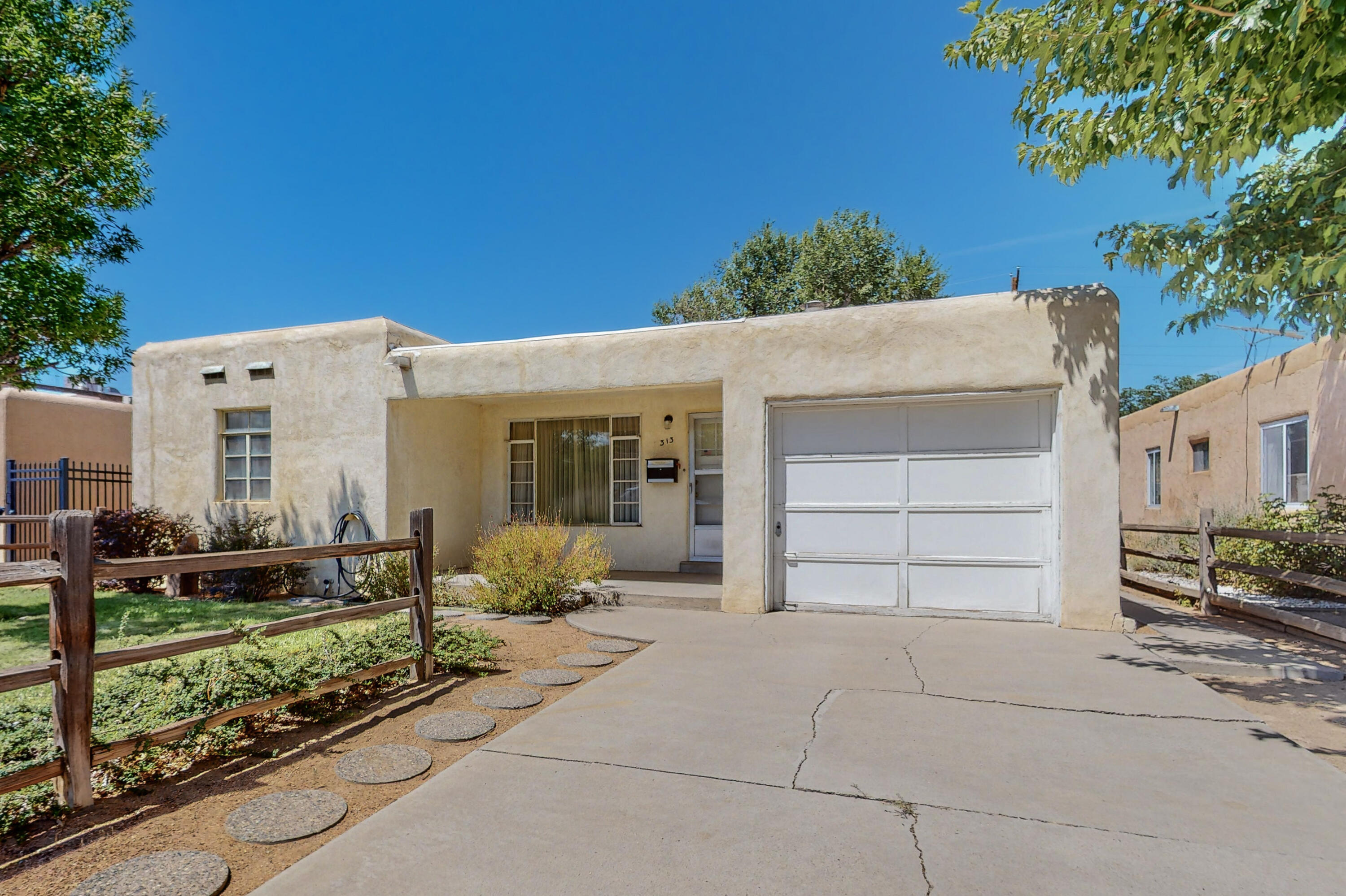 313 Valencia Drive NE