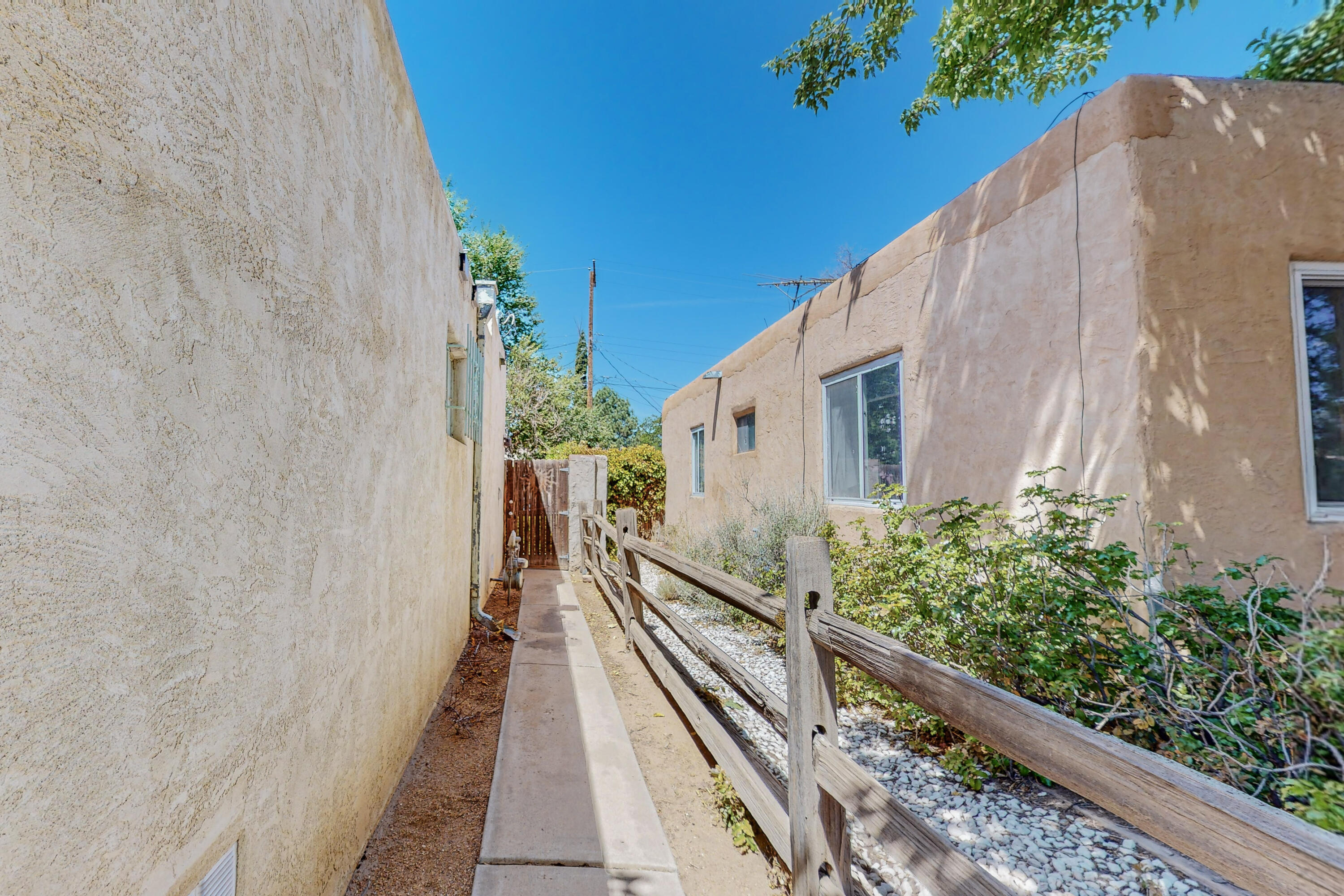 313 Valencia Drive NE