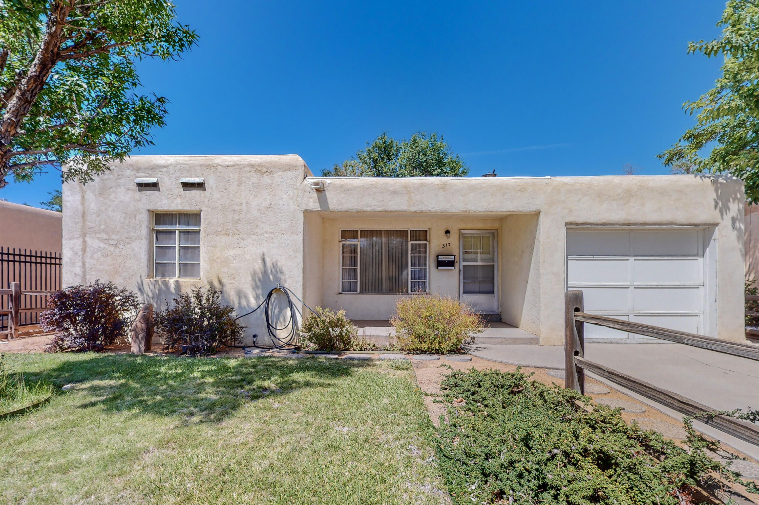 313 Valencia Drive NE