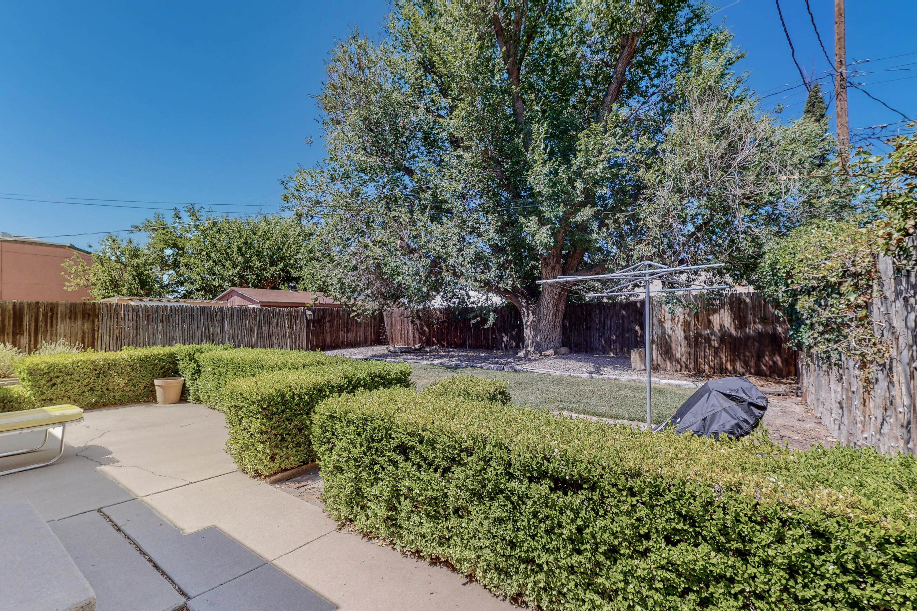 313 Valencia Drive NE