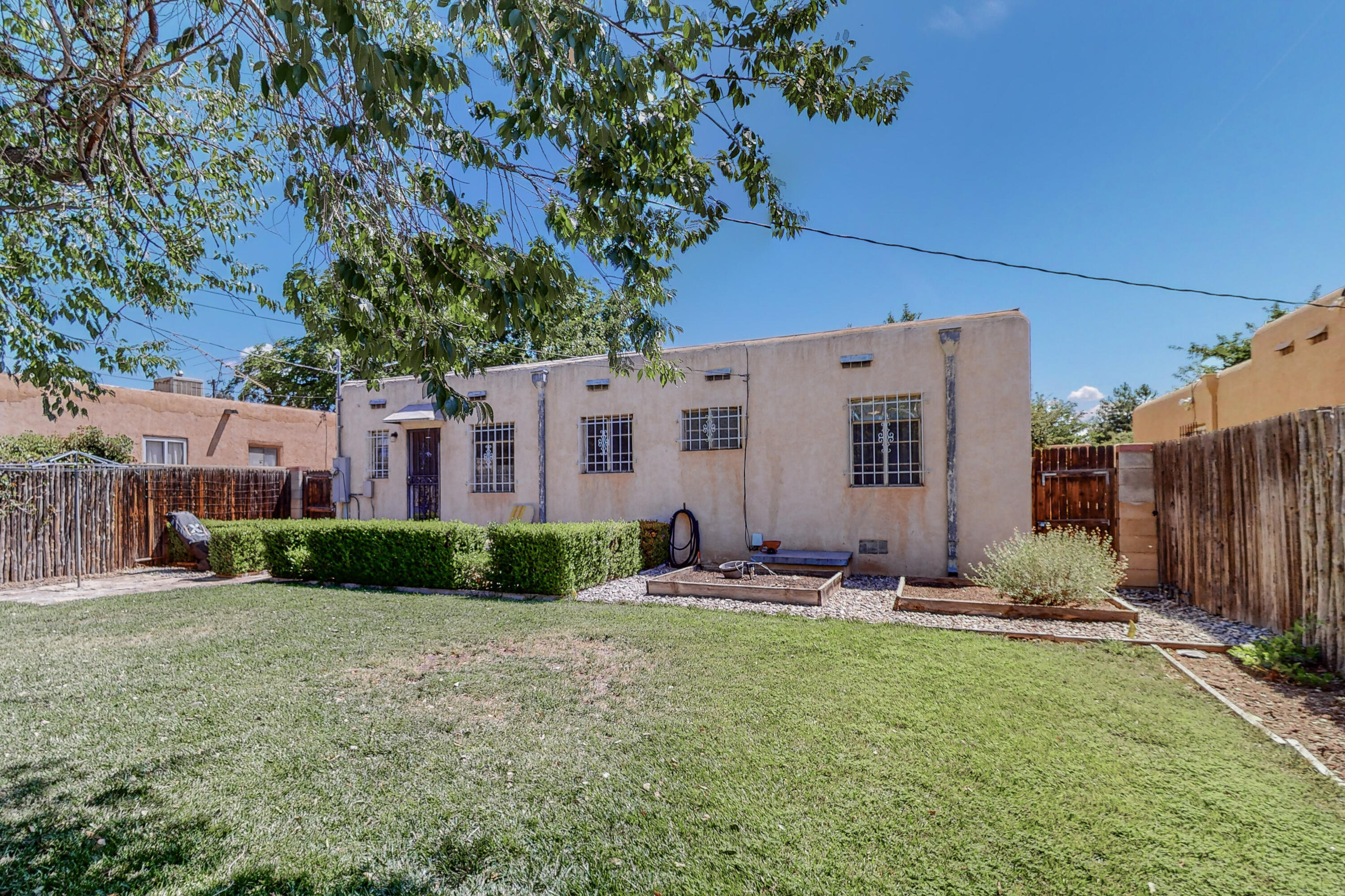 313 Valencia Drive NE