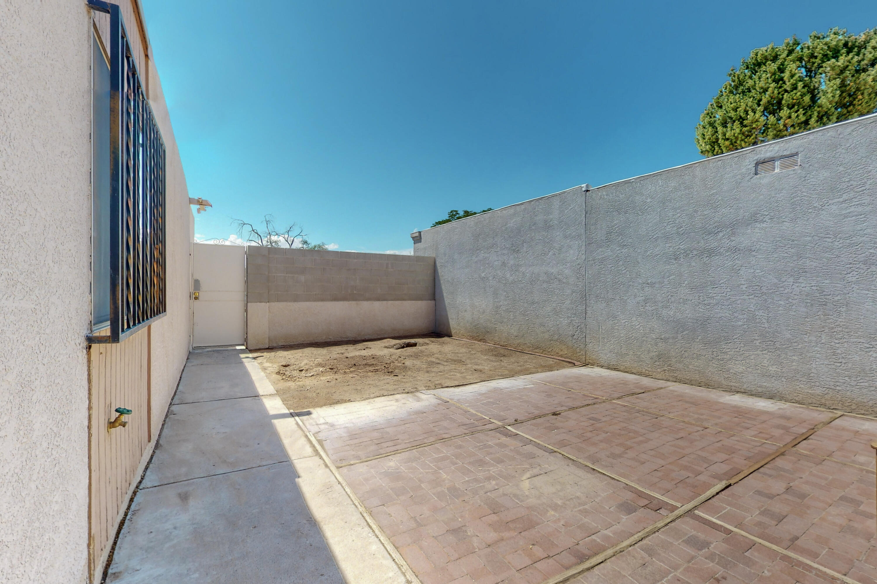 612 Palomas Drive SE