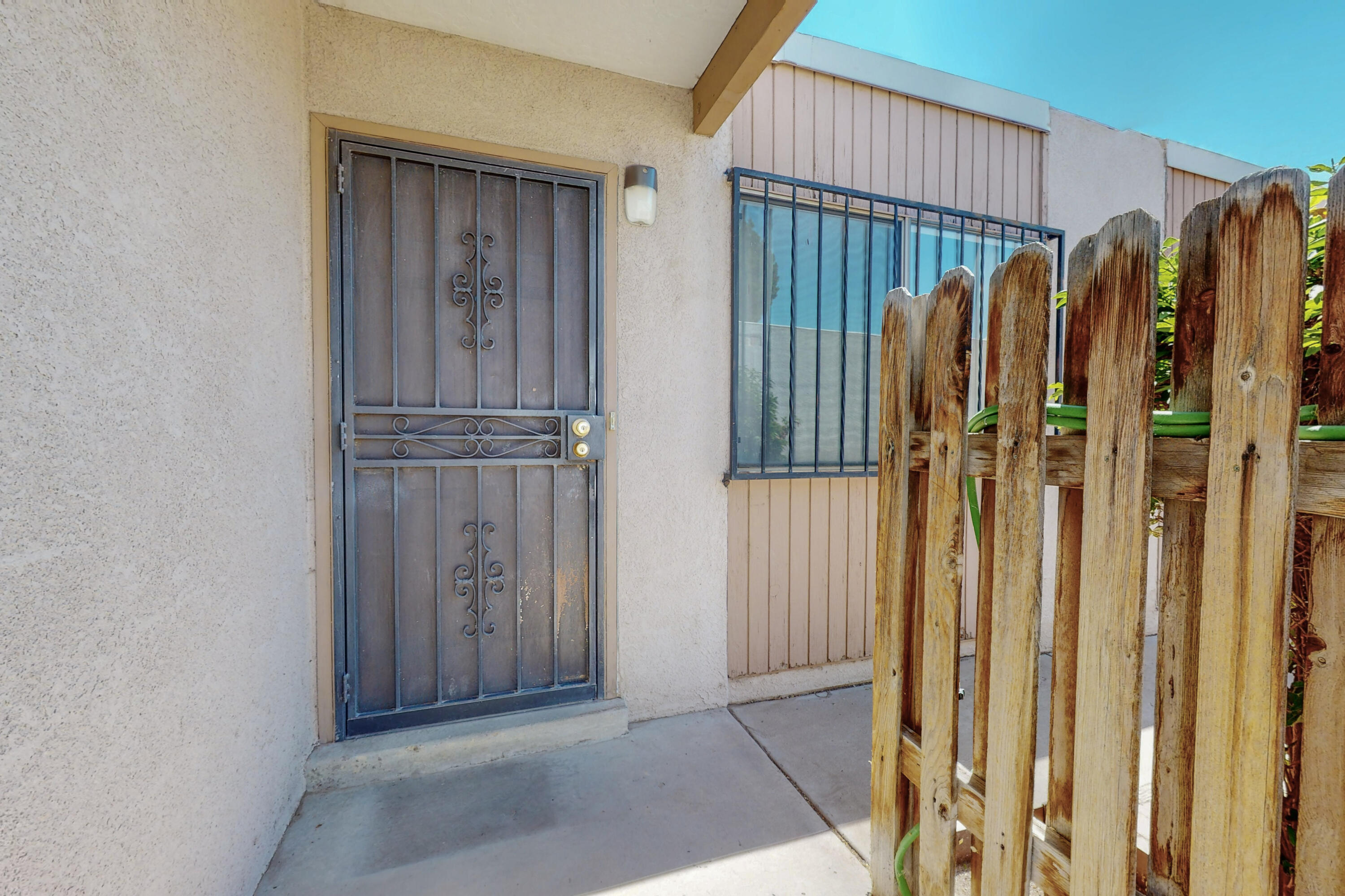 612 Palomas Drive SE