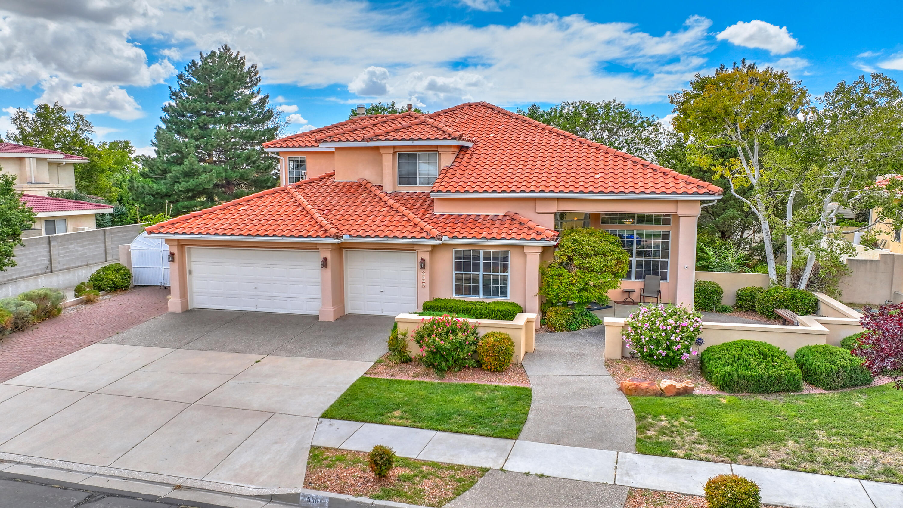 5901 Royal Oak Drive NE